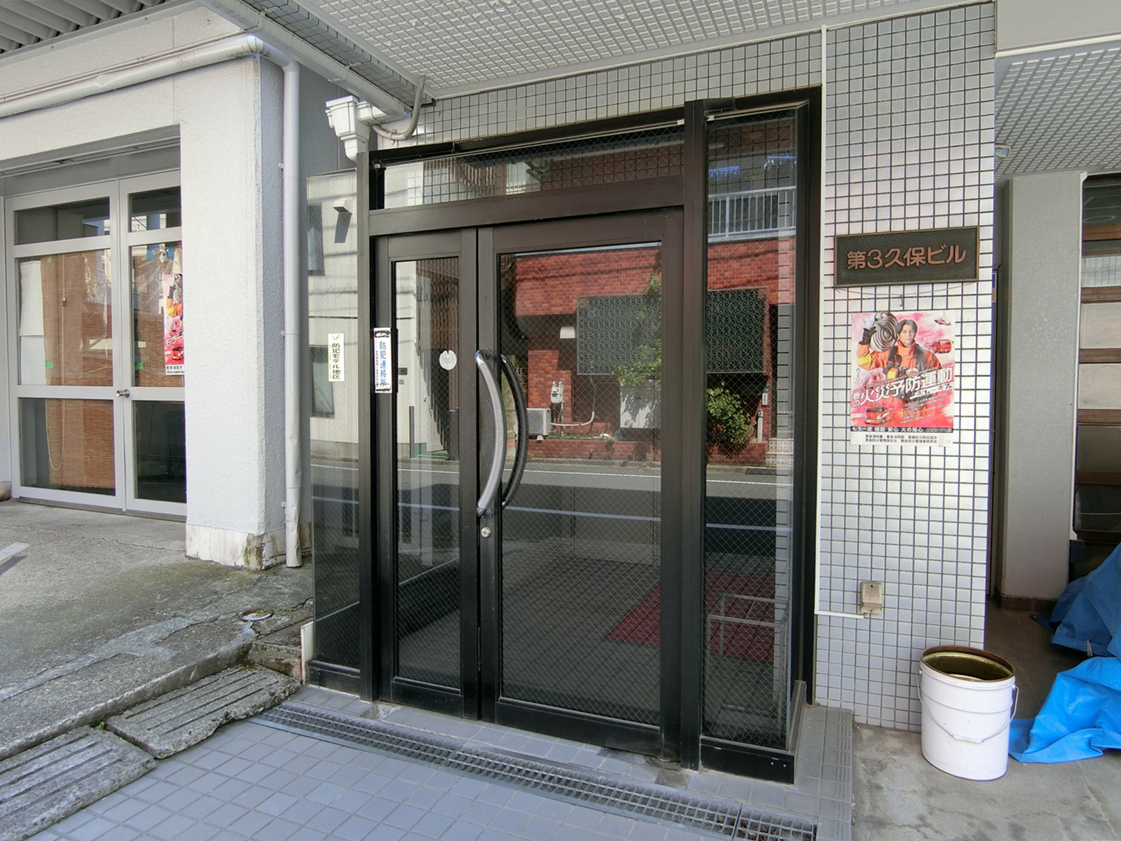 オフィスビル出入口