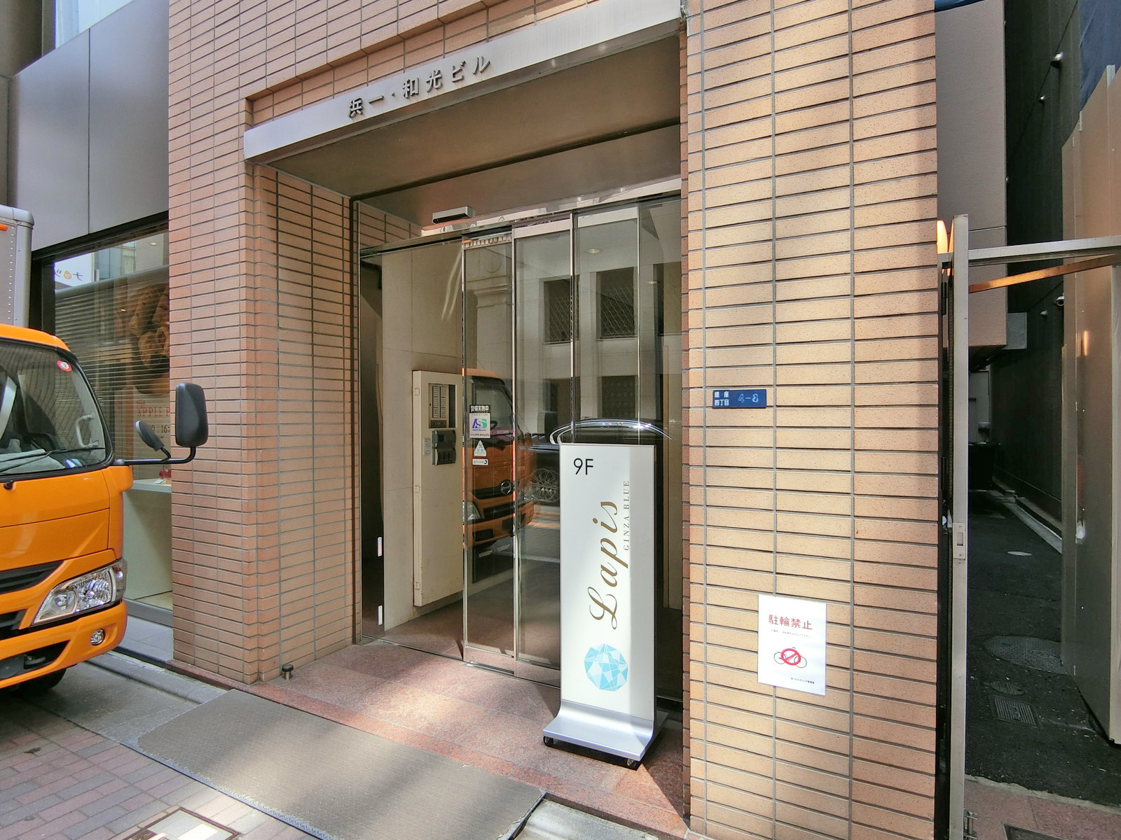 オフィスビル出入口