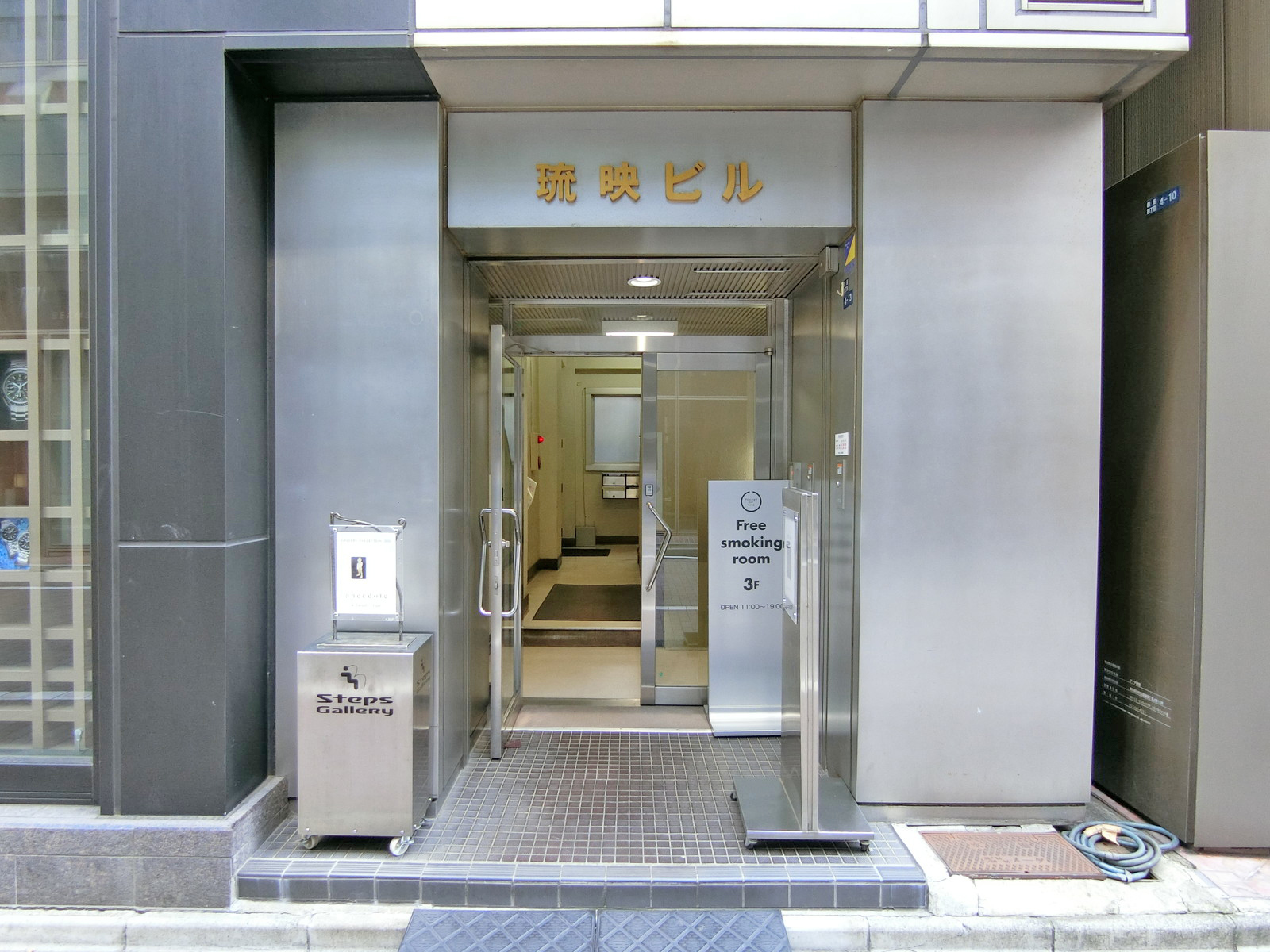 オフィスビル出入口