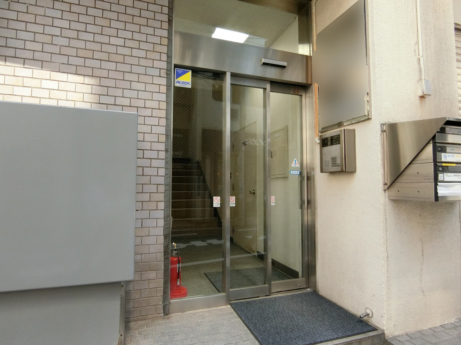 オフィスビル出入口