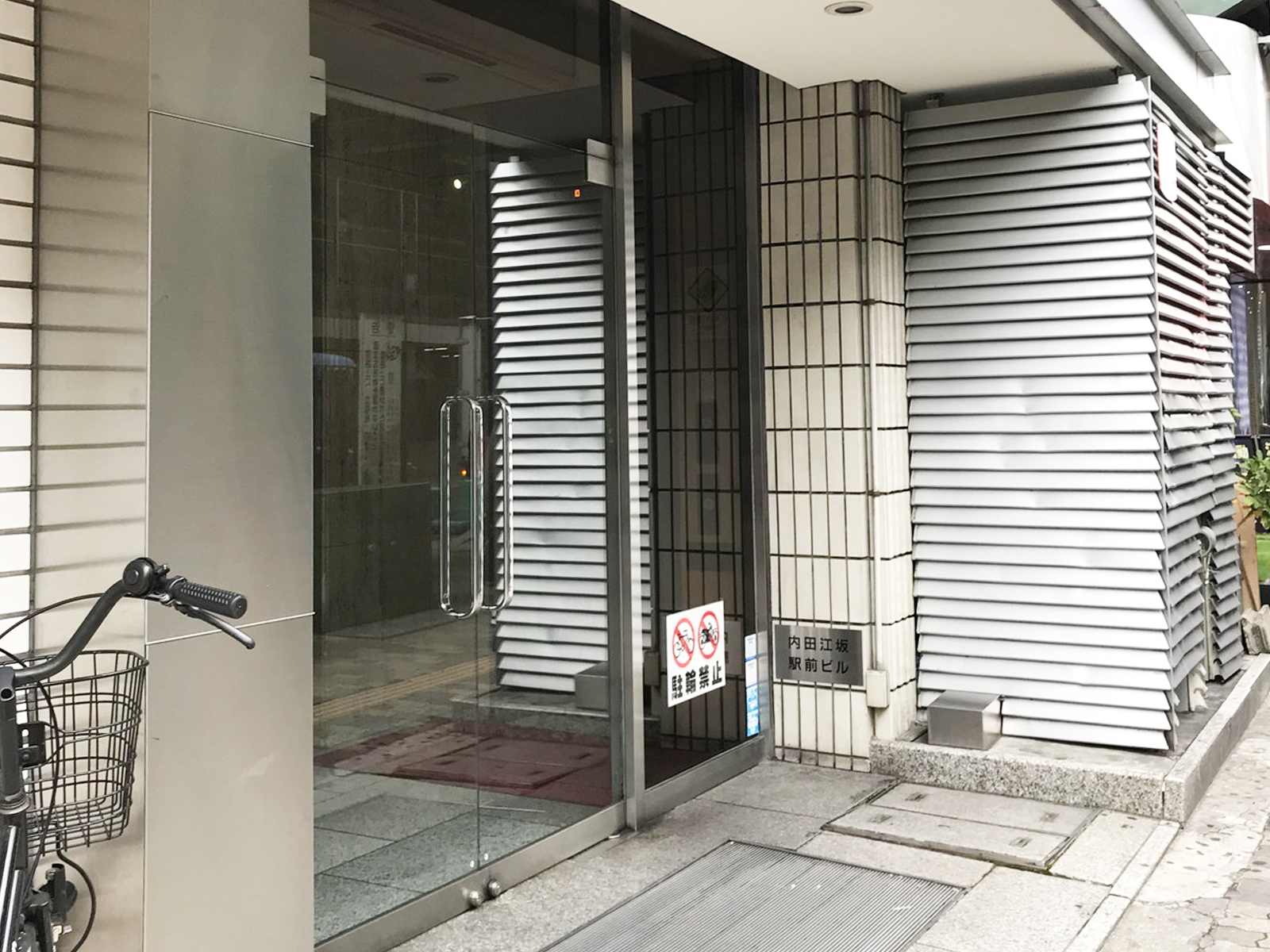 オフィスビル出入口