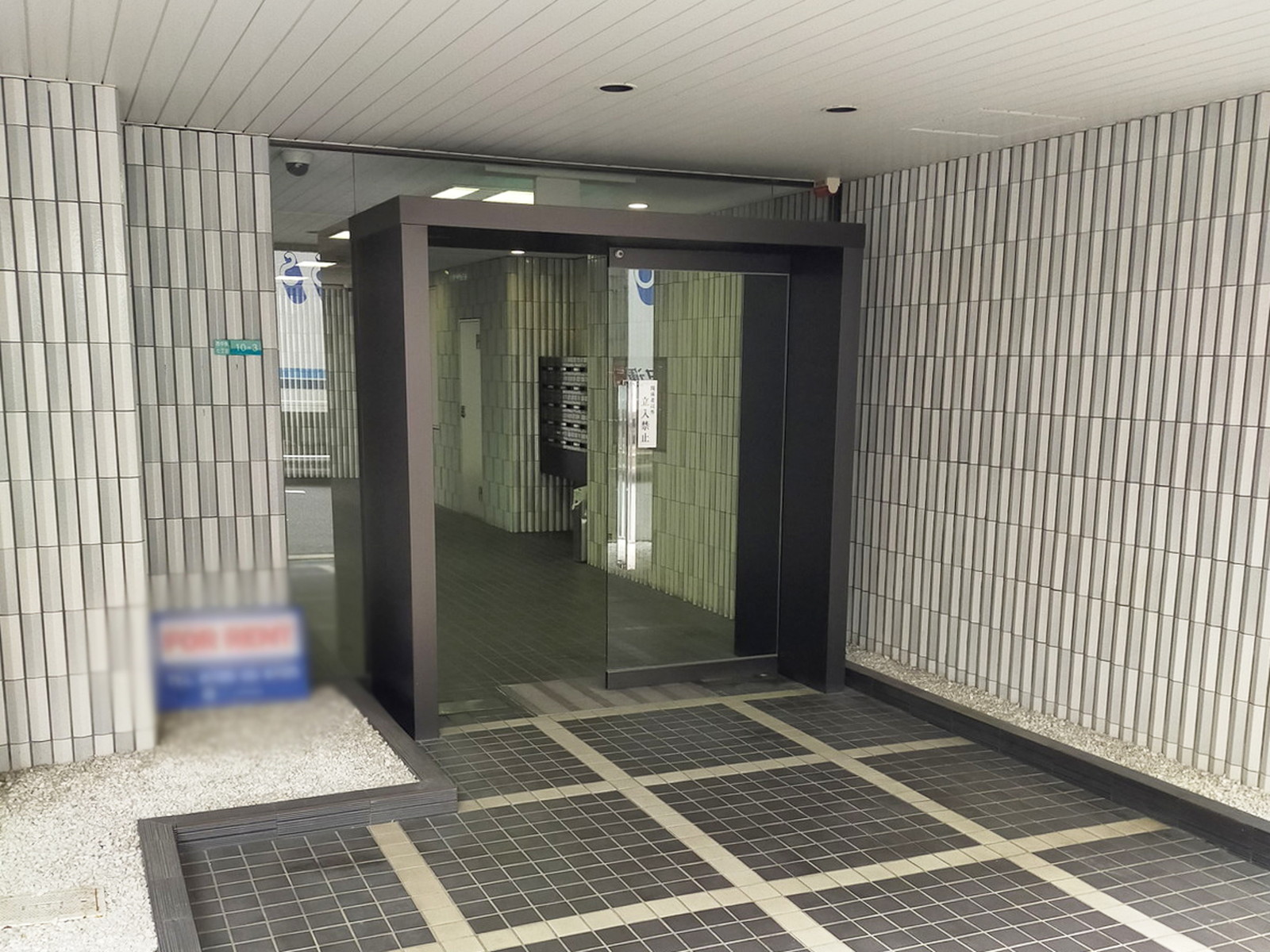 オフィスビル出入口