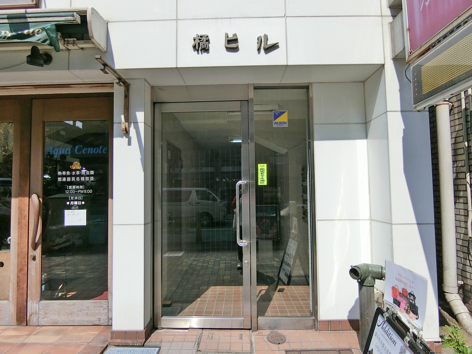 オフィスビル出入口