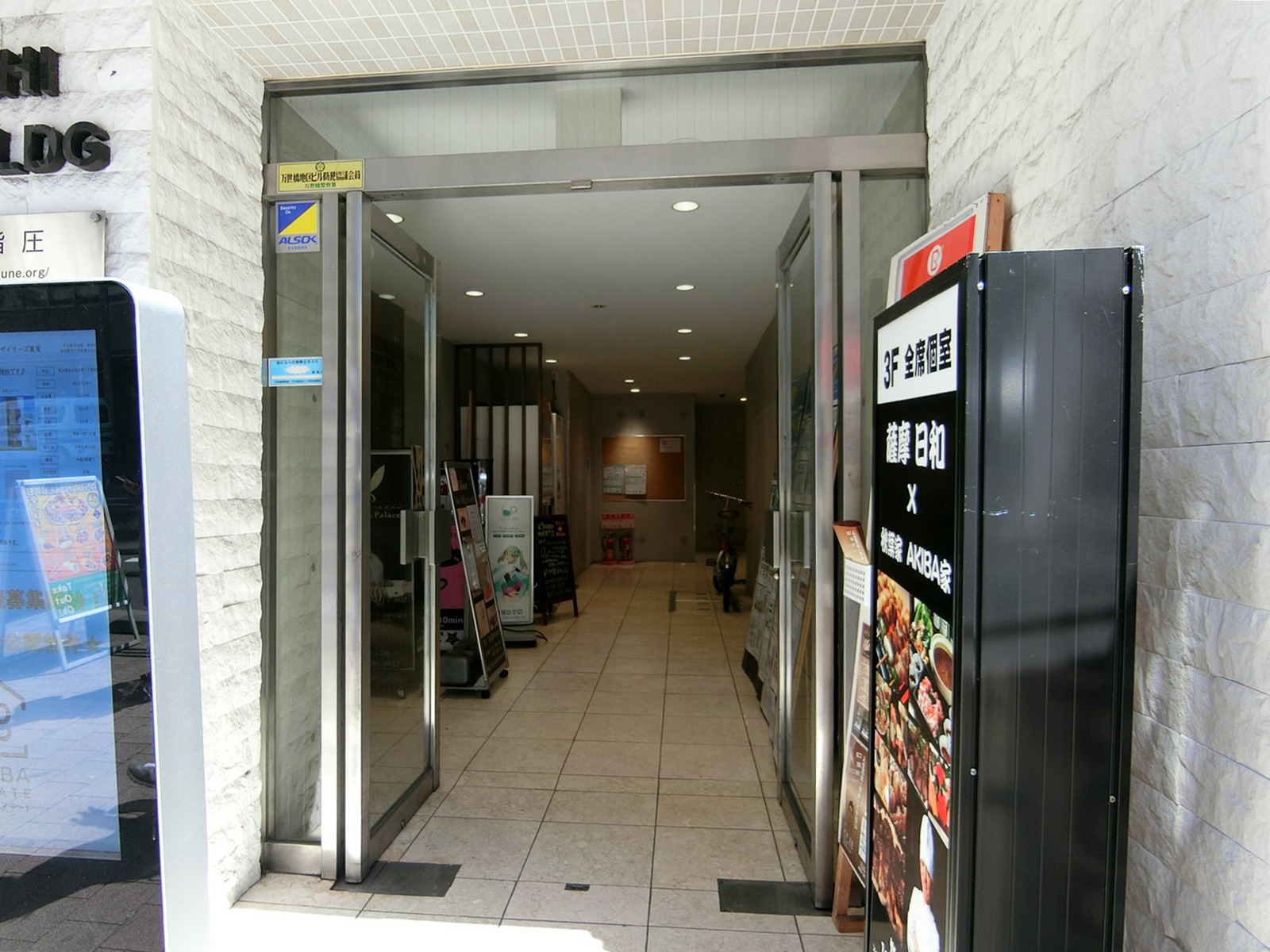 オフィスビル出入口