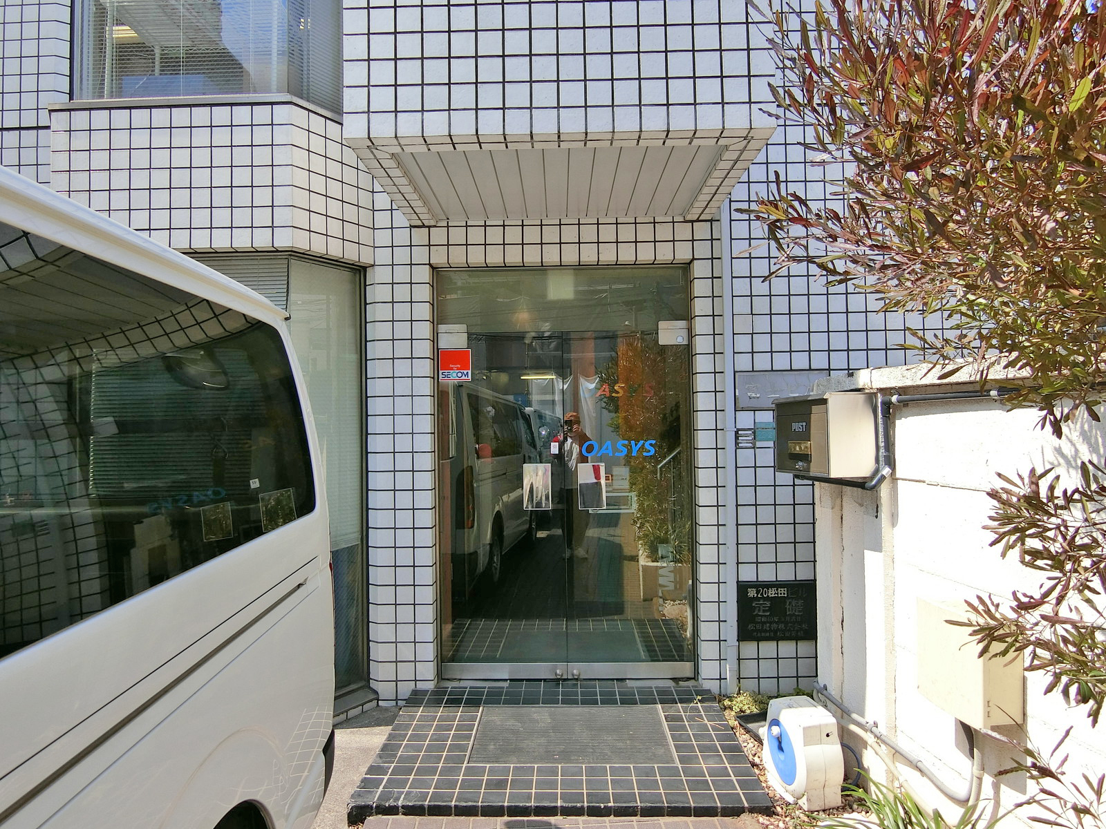 オフィスビル出入口