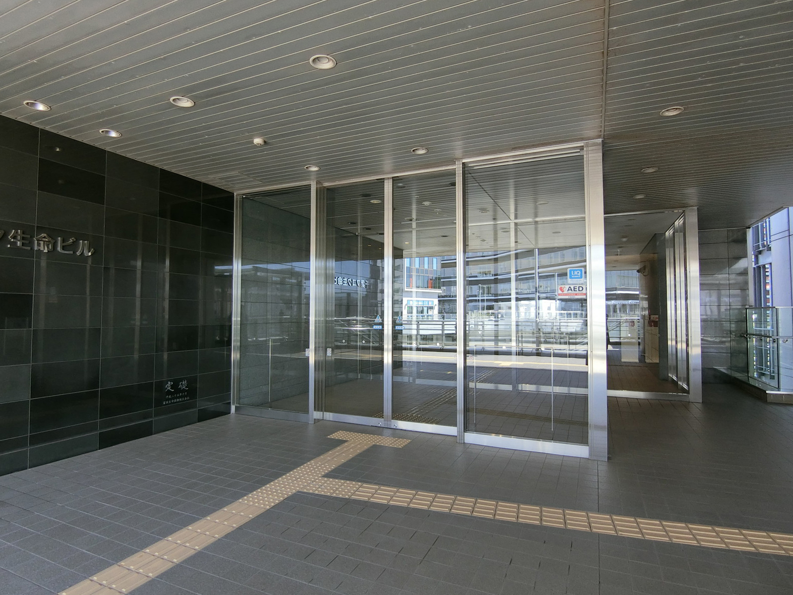 オフィスビル出入口