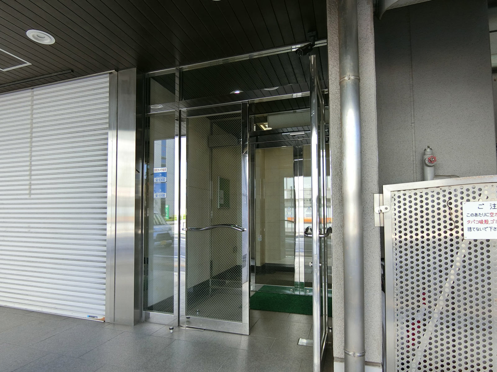 オフィスビル出入り口