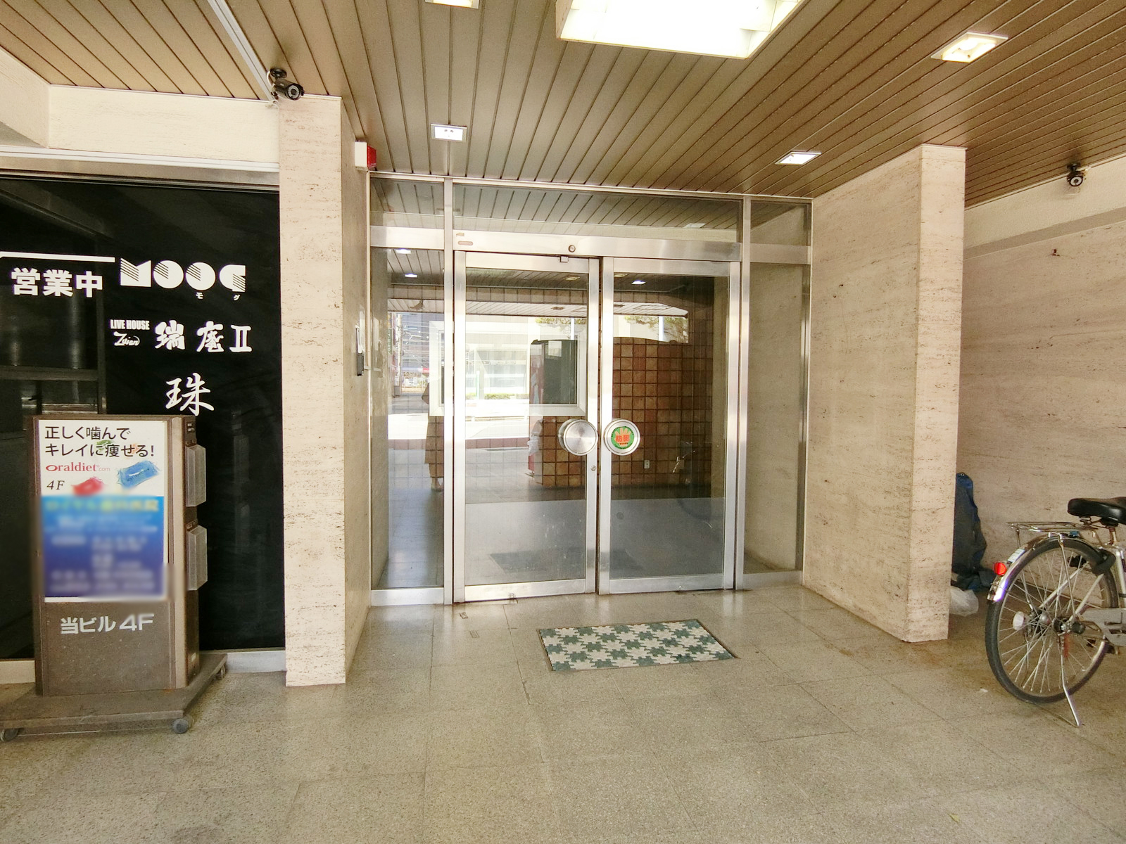 オフィスビル出入口