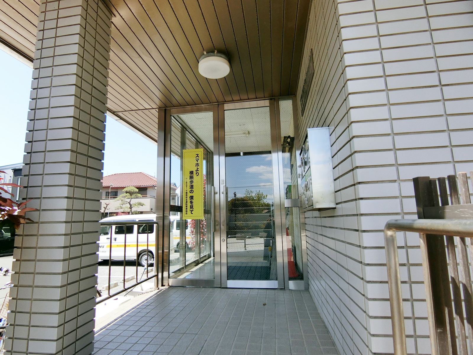 オフィスビル出入り口