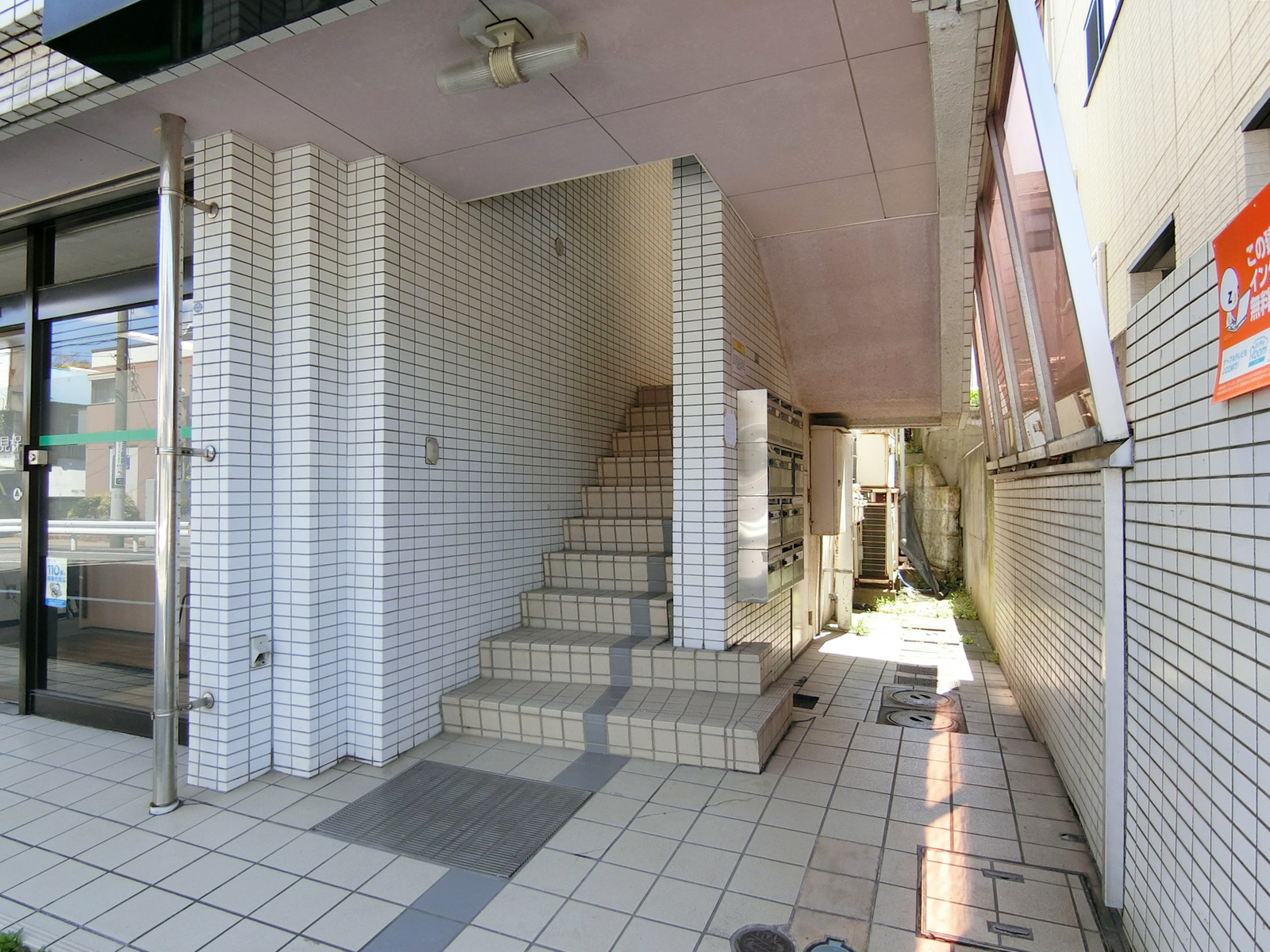 オフィスビル出入り口