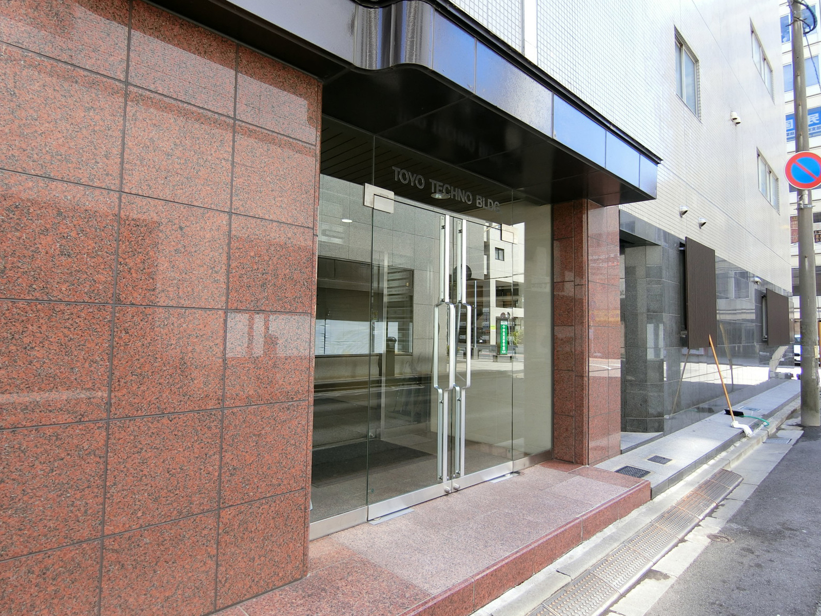 オフィスビル出入り口