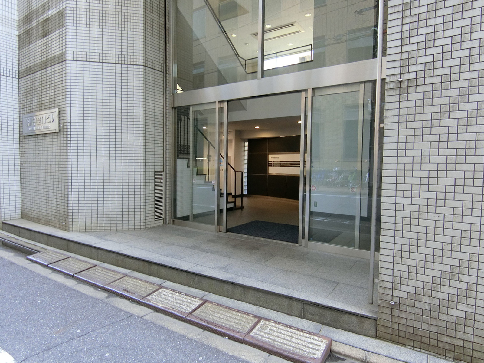 オフィスビル出入口