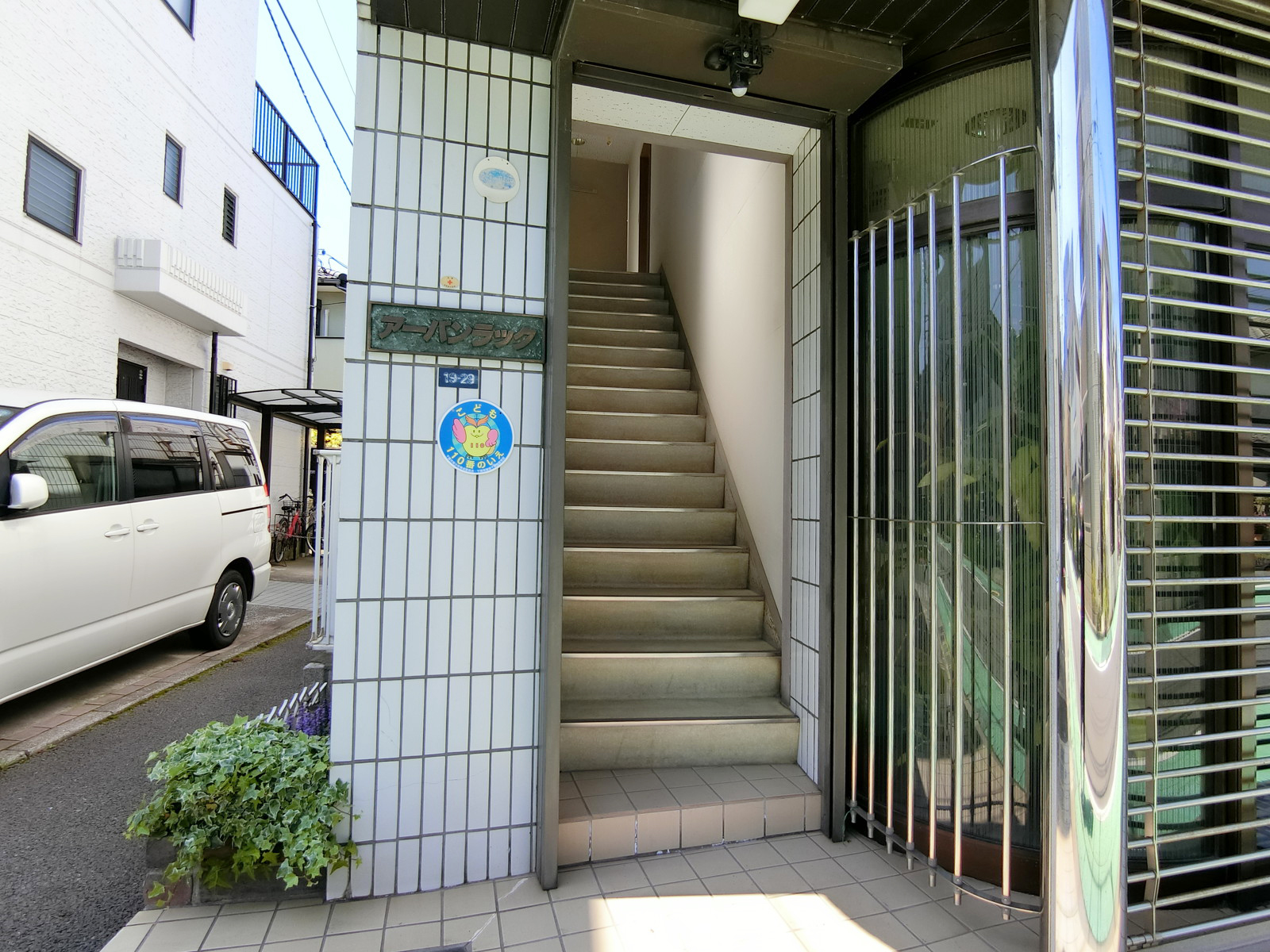 オフィスビル出入り口