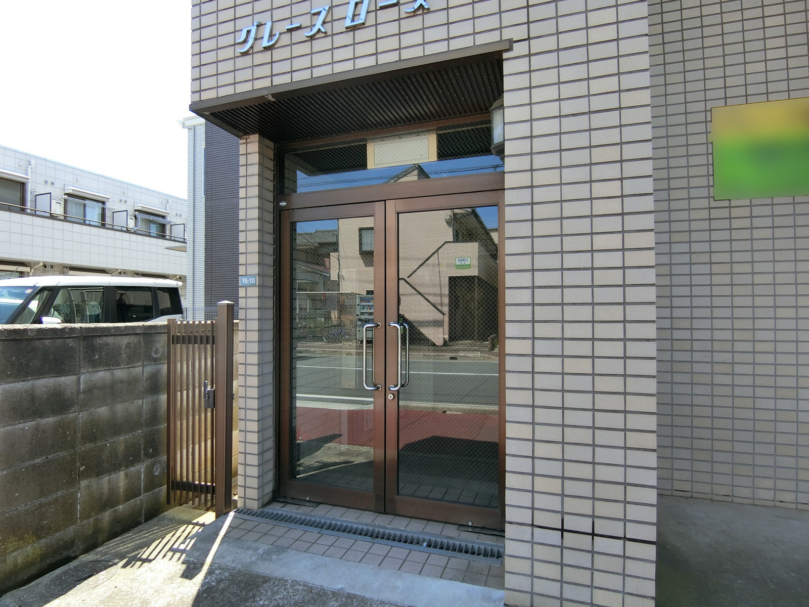 オフィスビル出入り口