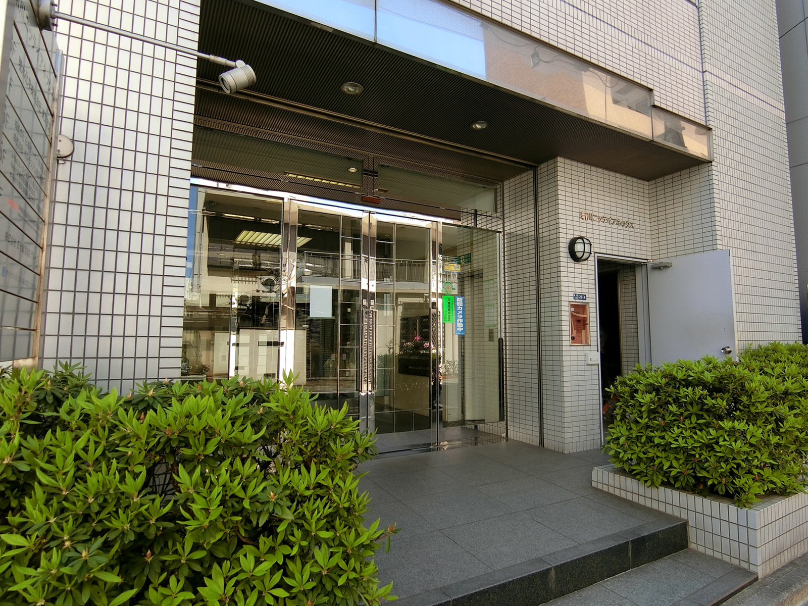オフィスビル出入口