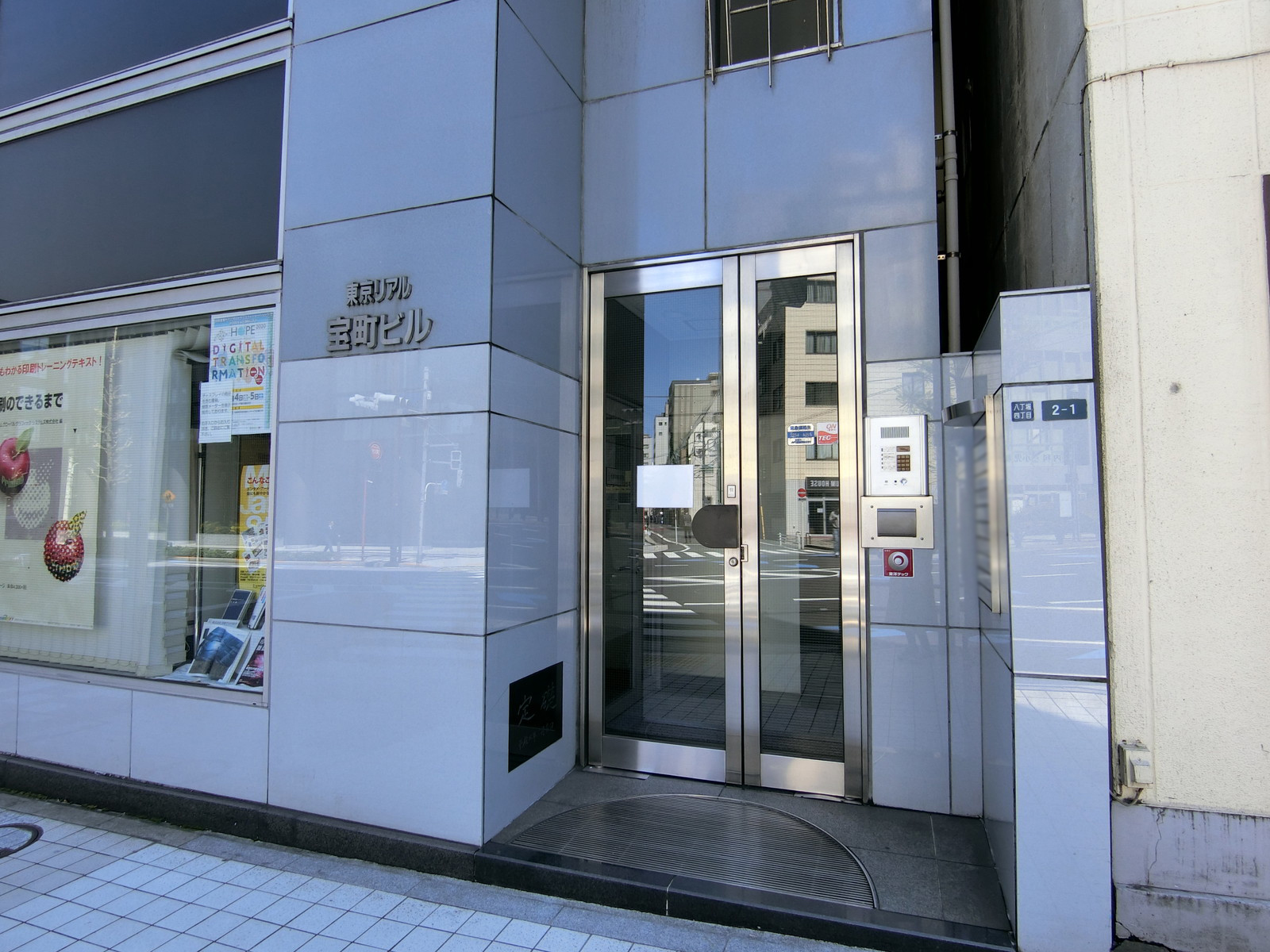オフィスビル出入口