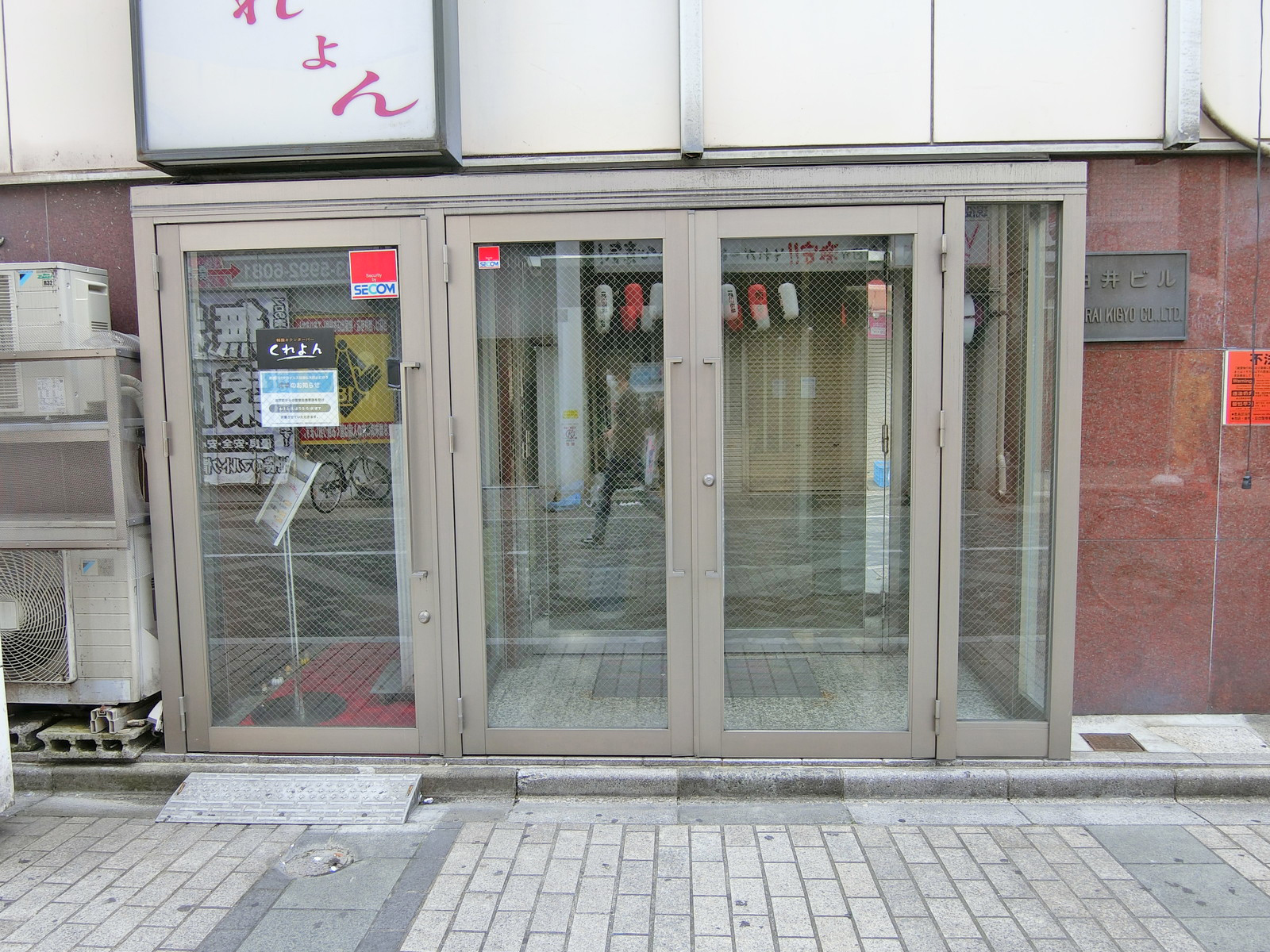 オフィスビル出入口