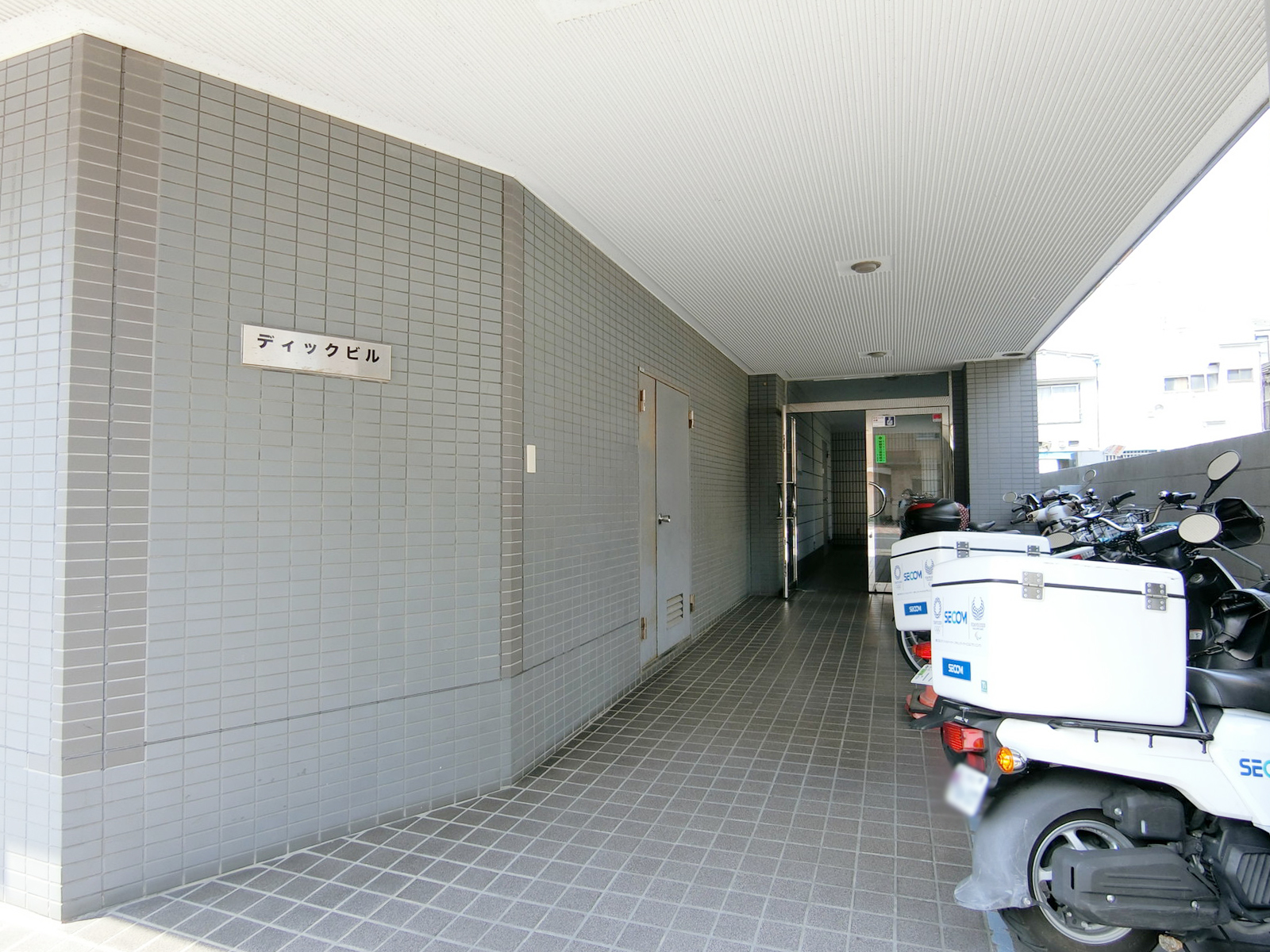 オフィスビル出入口