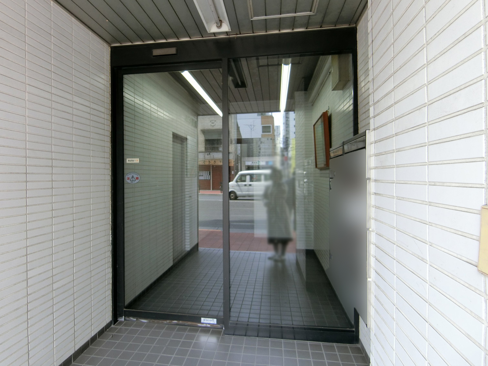 オフィスビル出入口