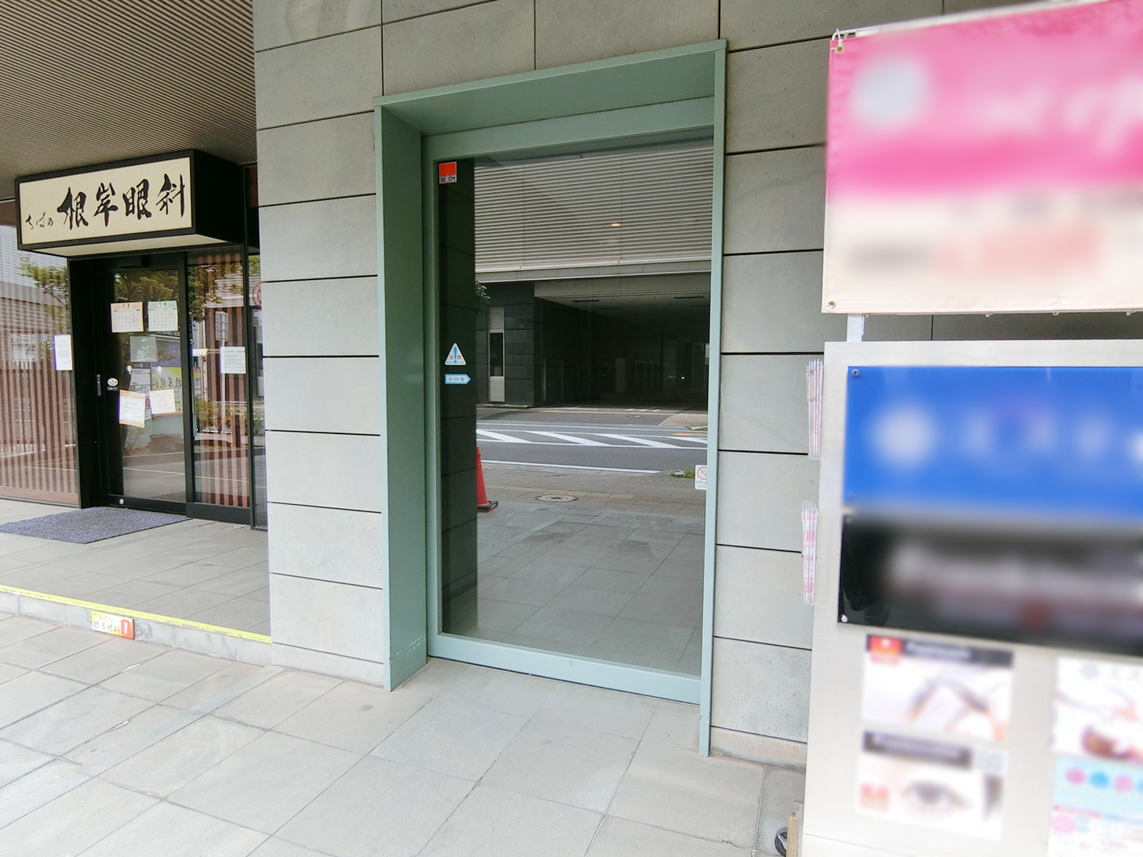 オフィスビル出入り口