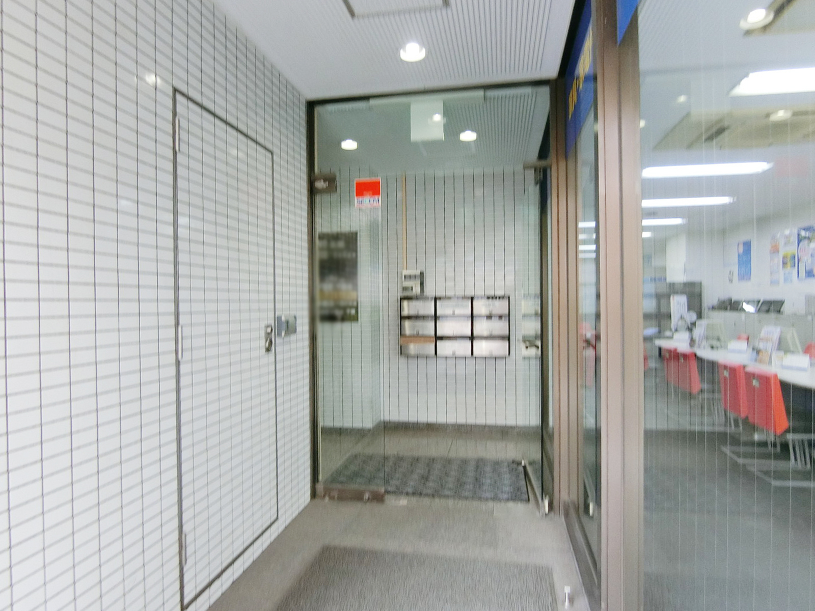 オフィスビル出入り口