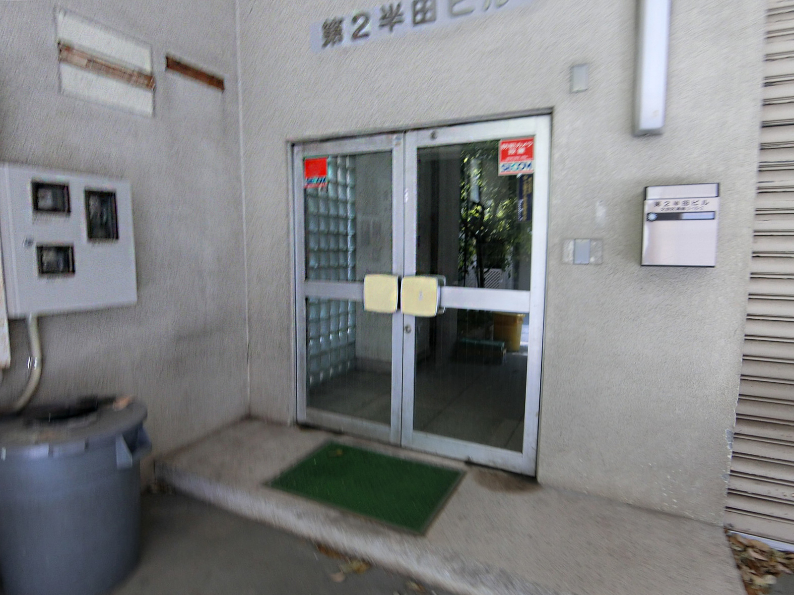 オフィスビル出入口