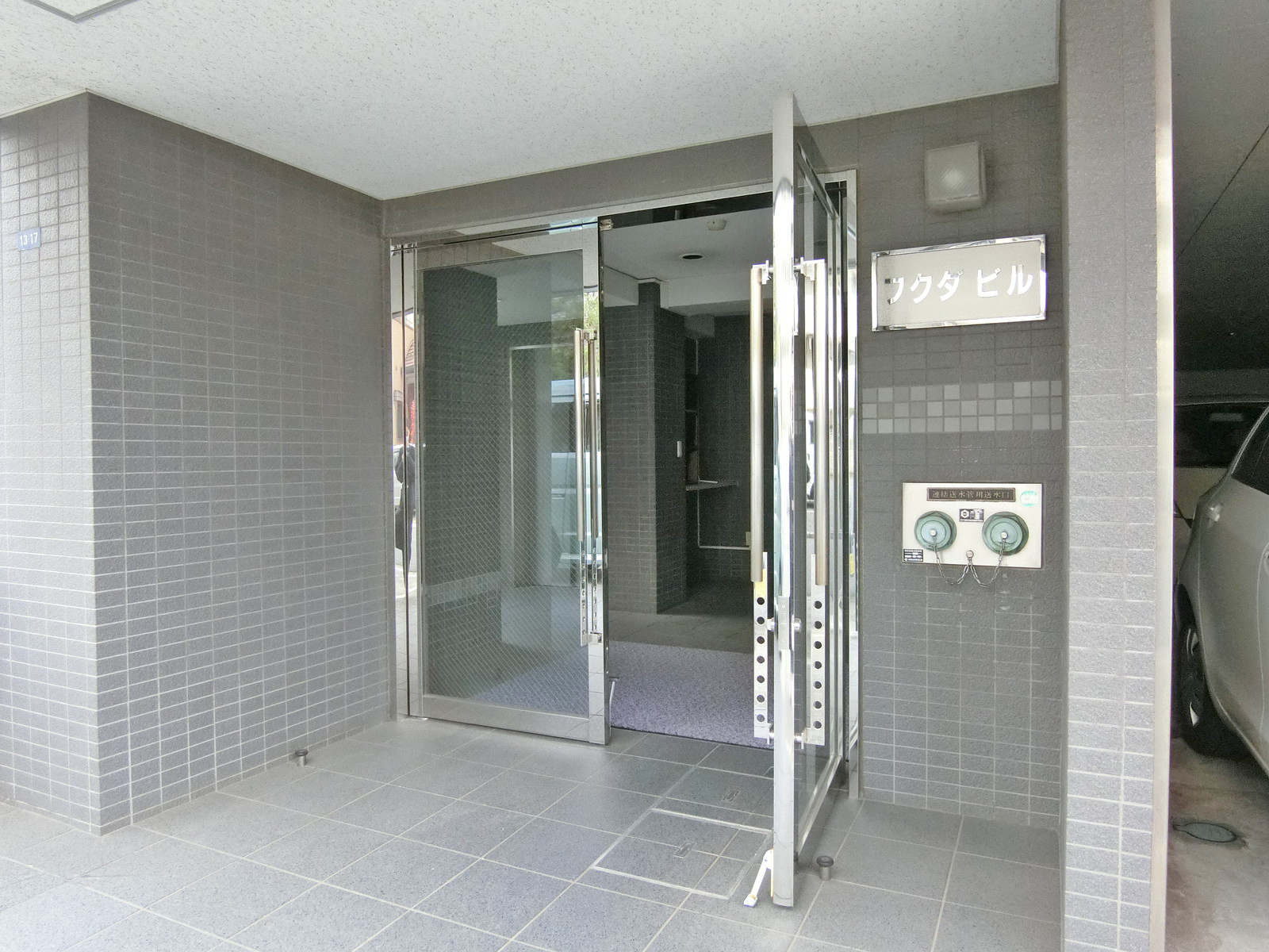 オフィスビル出入り口