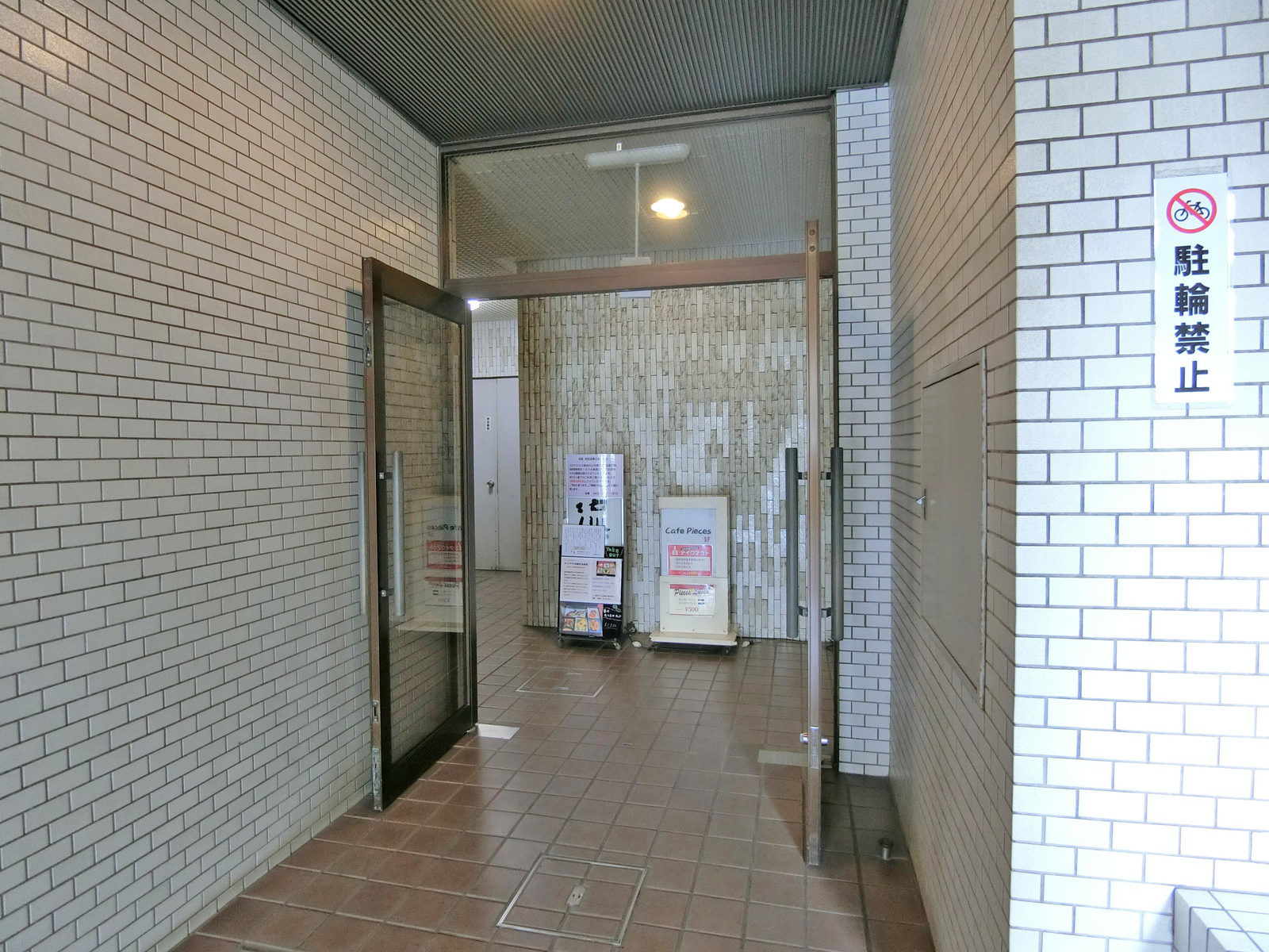 オフィスビル出入口