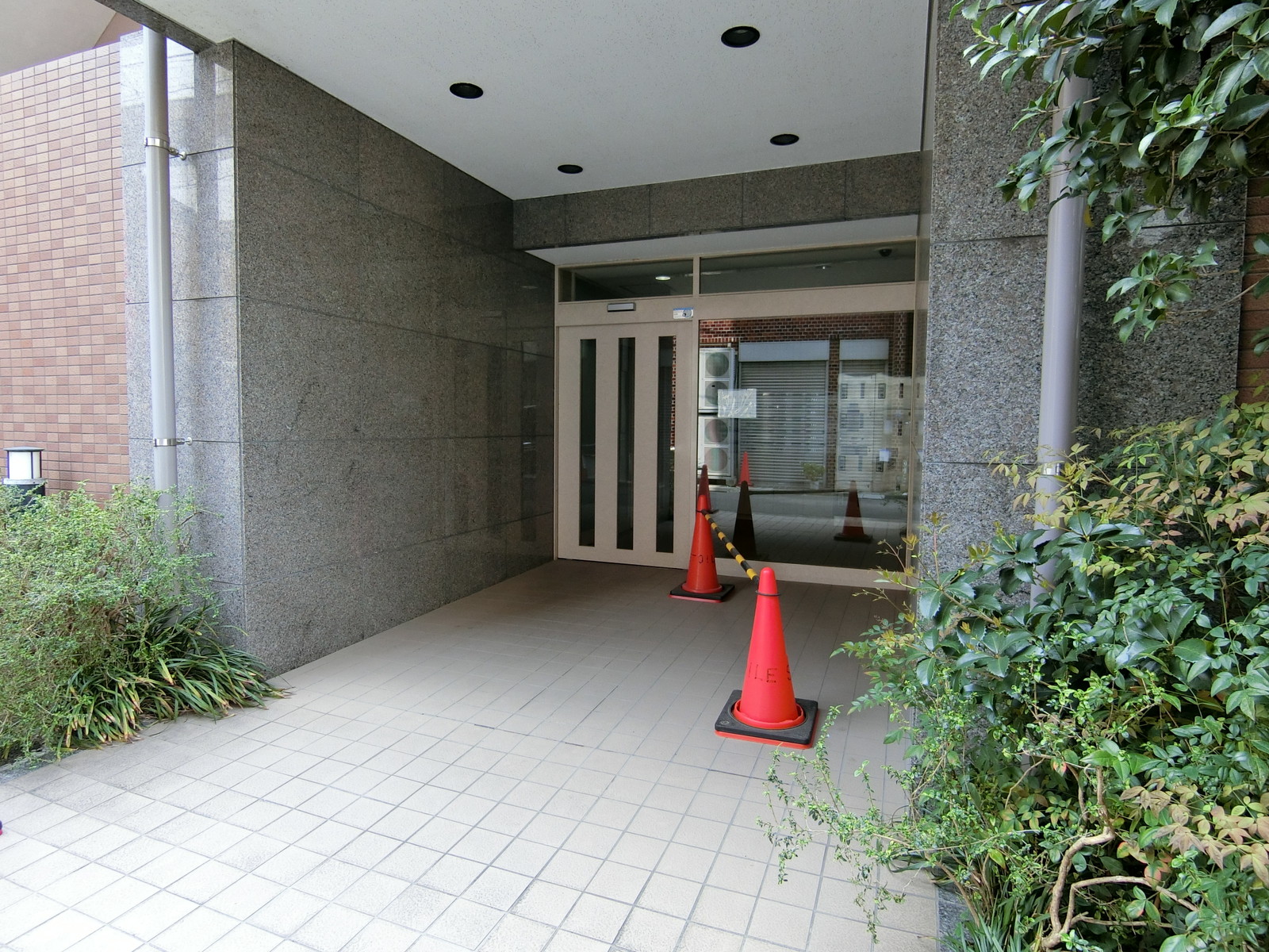 オフィスビル出入口