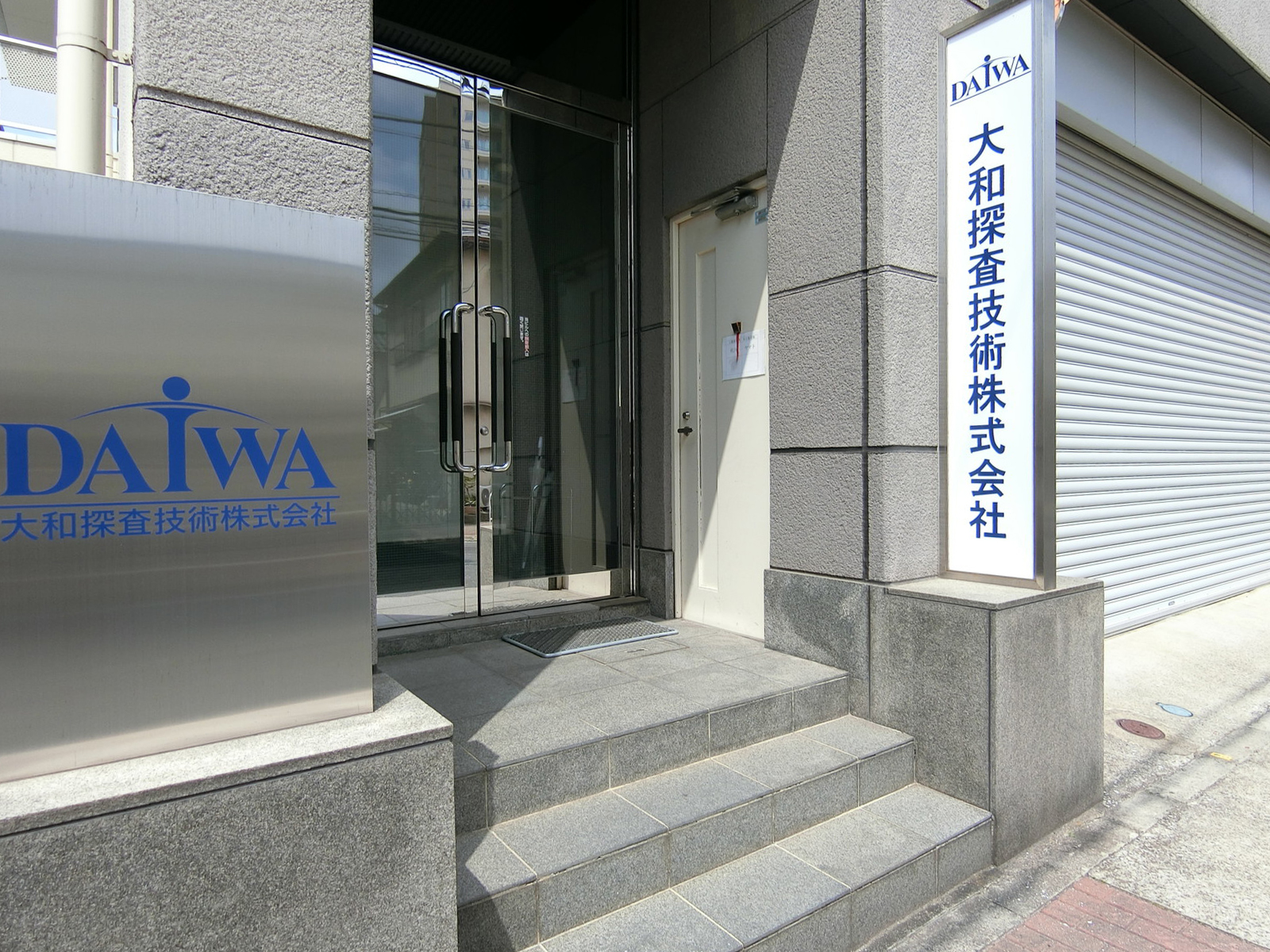 オフィスビル出入口