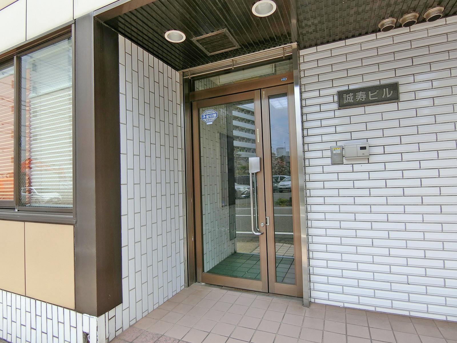 オフィスビル出入り口