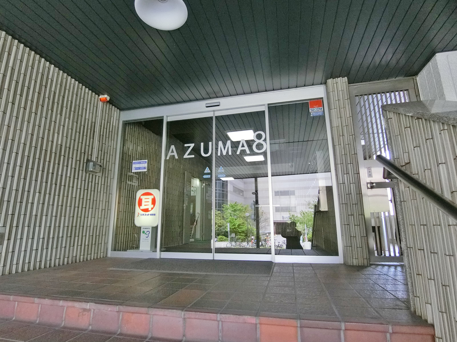 オフィスビル出入り口