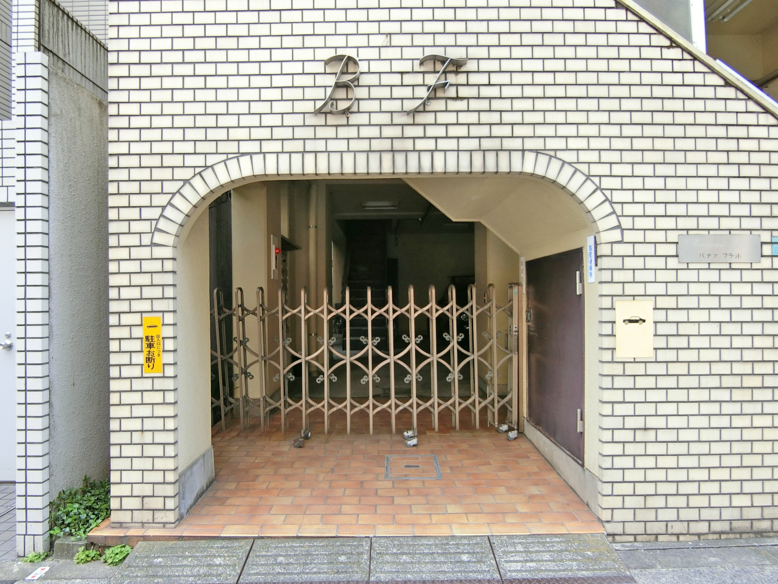オフィスビル出入口