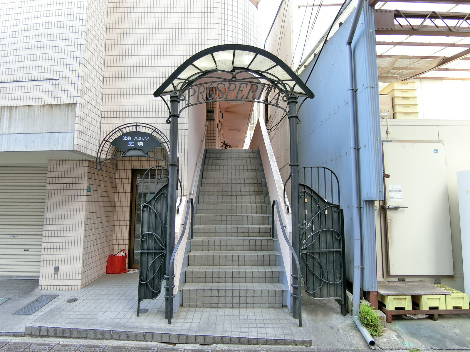 オフィスビル出入口