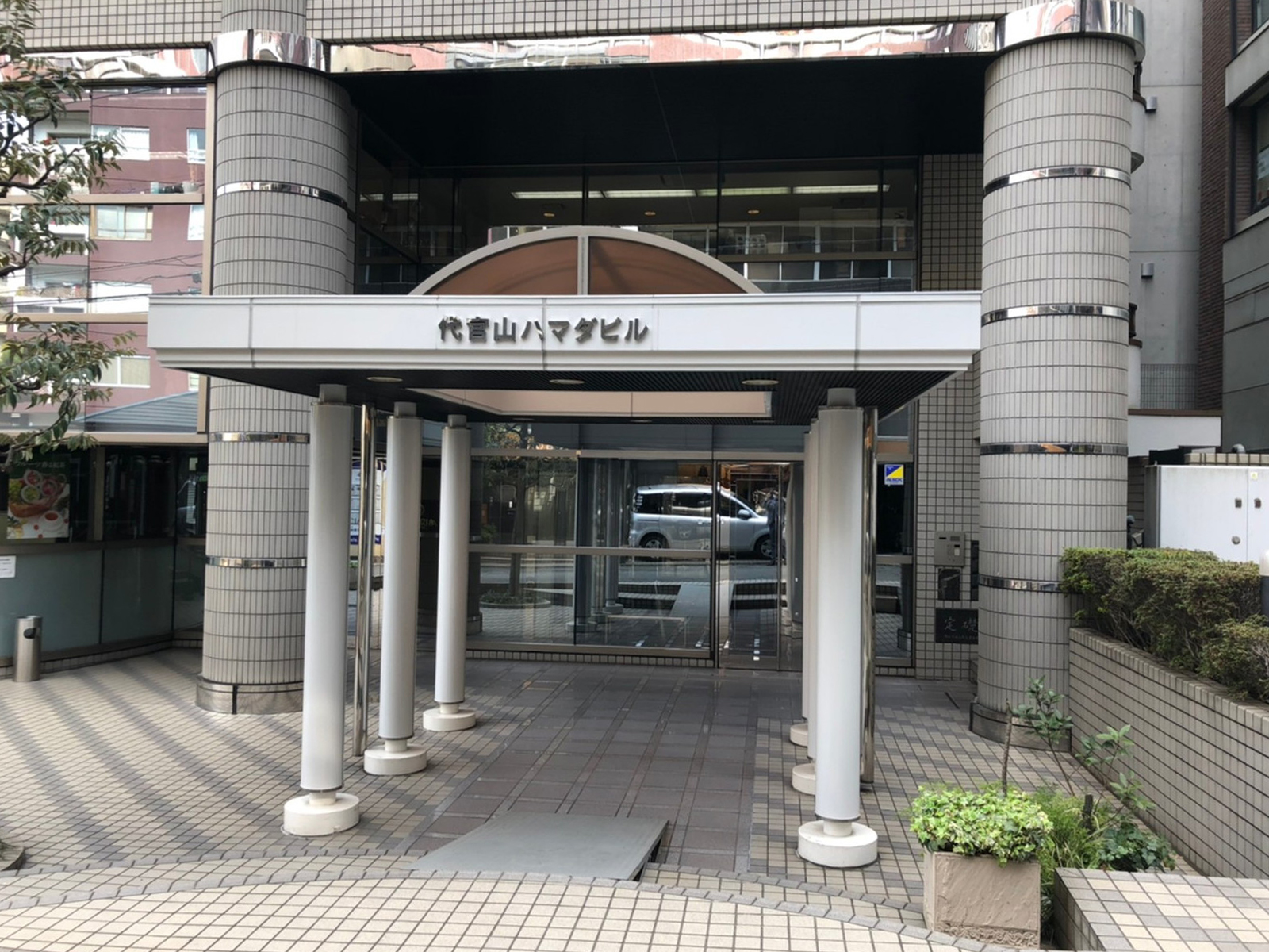 オフィスビル出入口