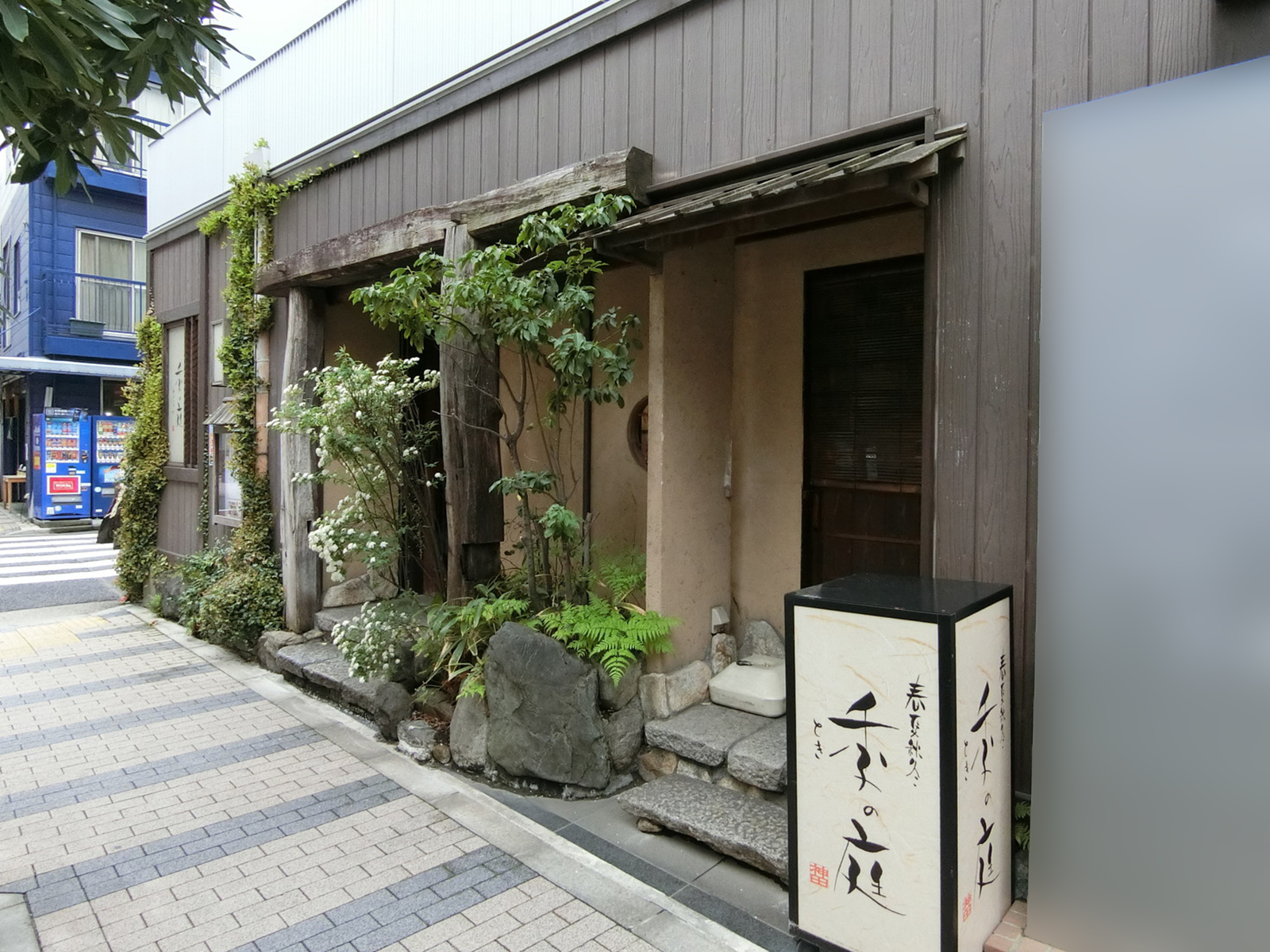 1階飲食店の様子