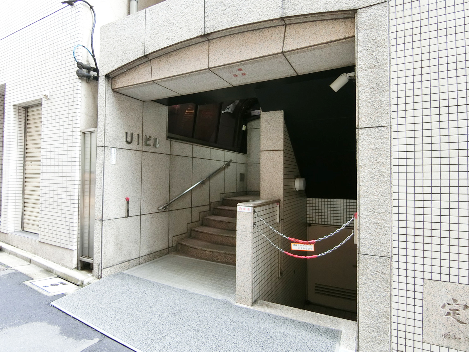 オフィスビル出入口