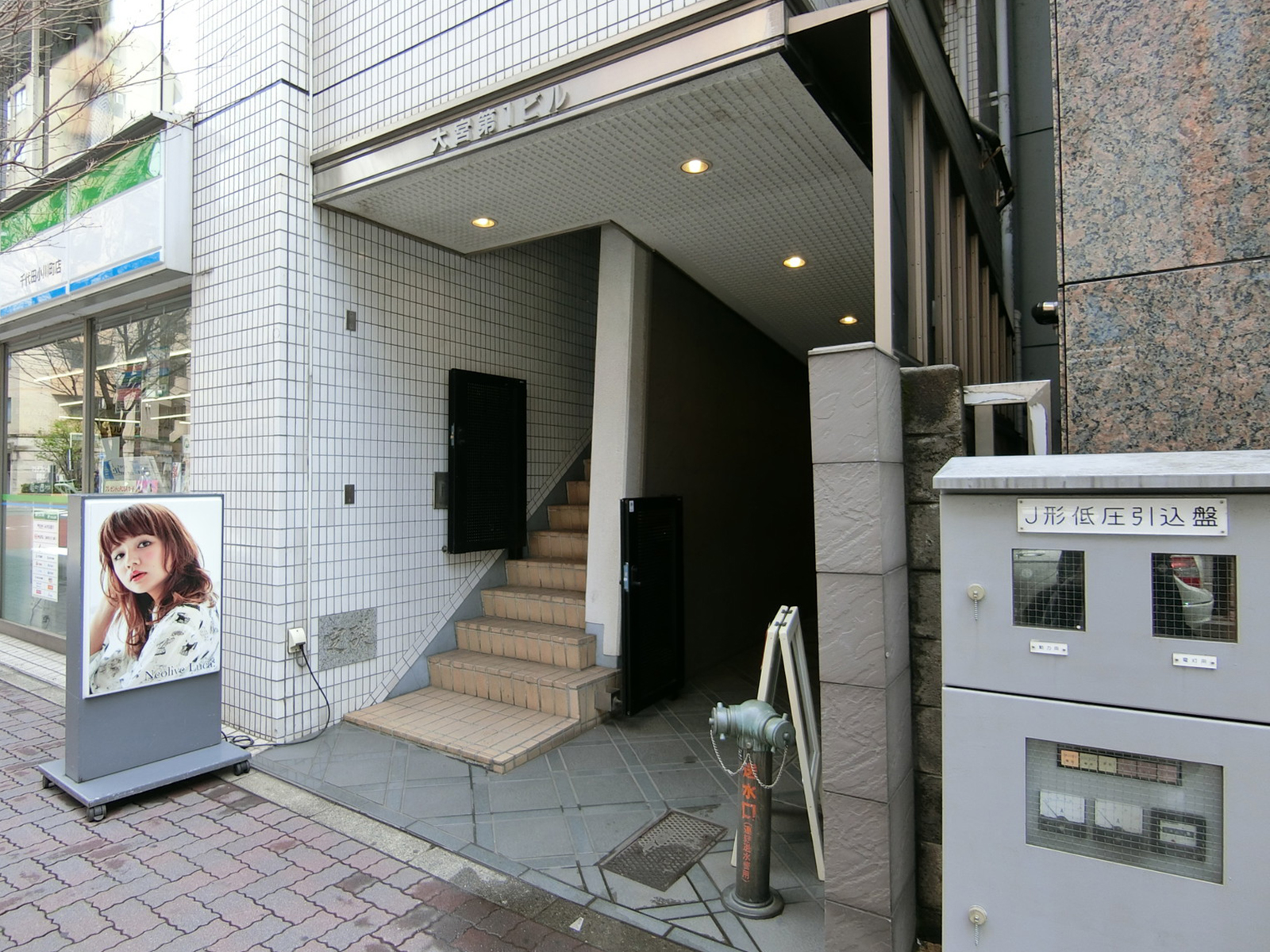 オフィスビル出入口