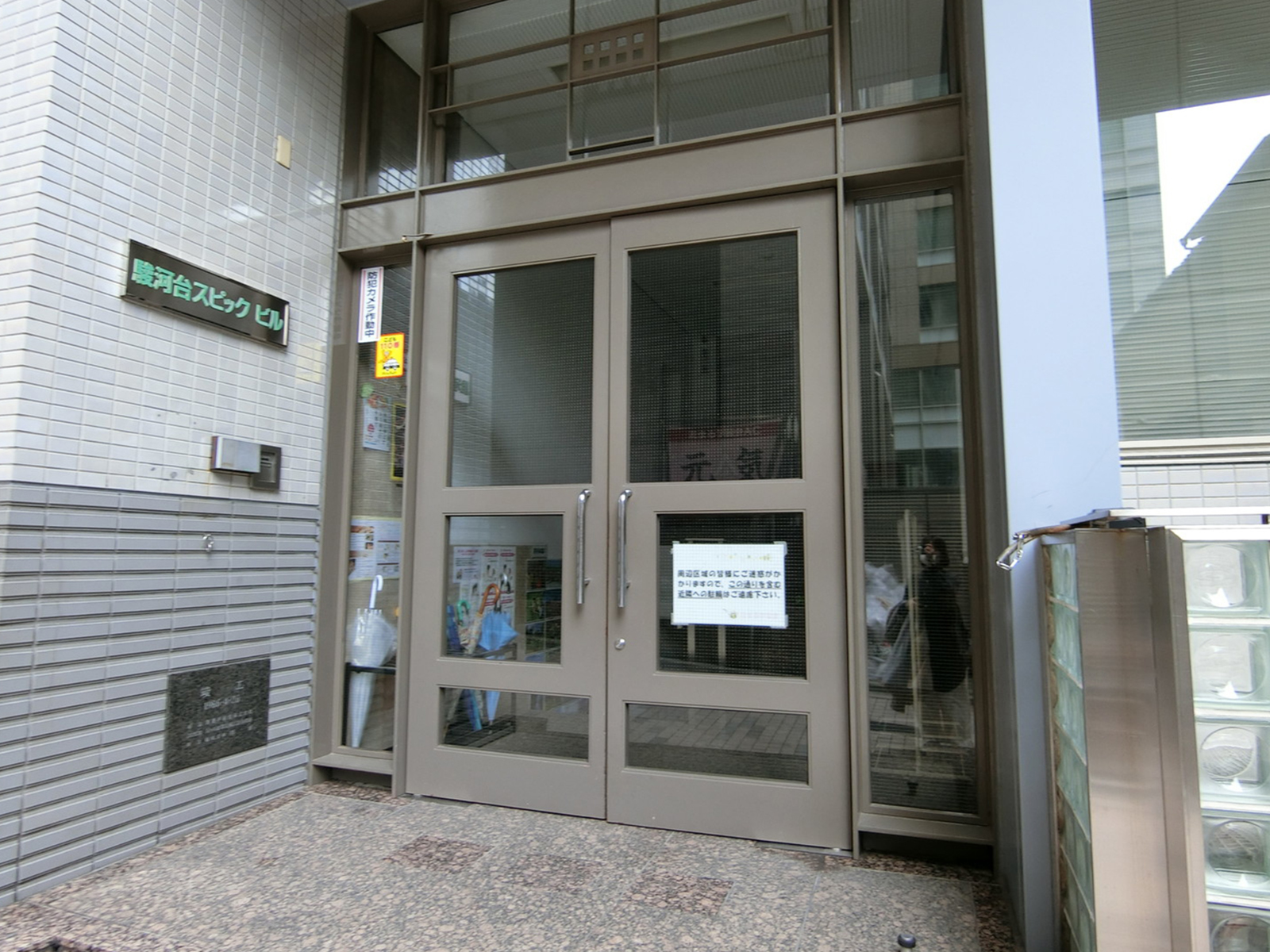 オフィスビル出入口