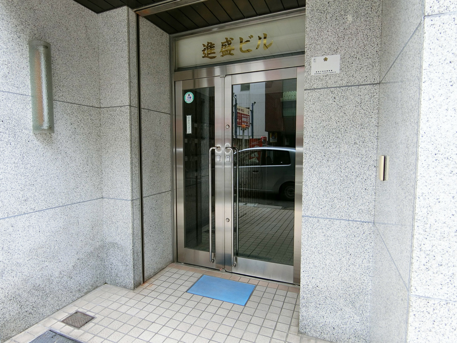 オフィスビル出入口