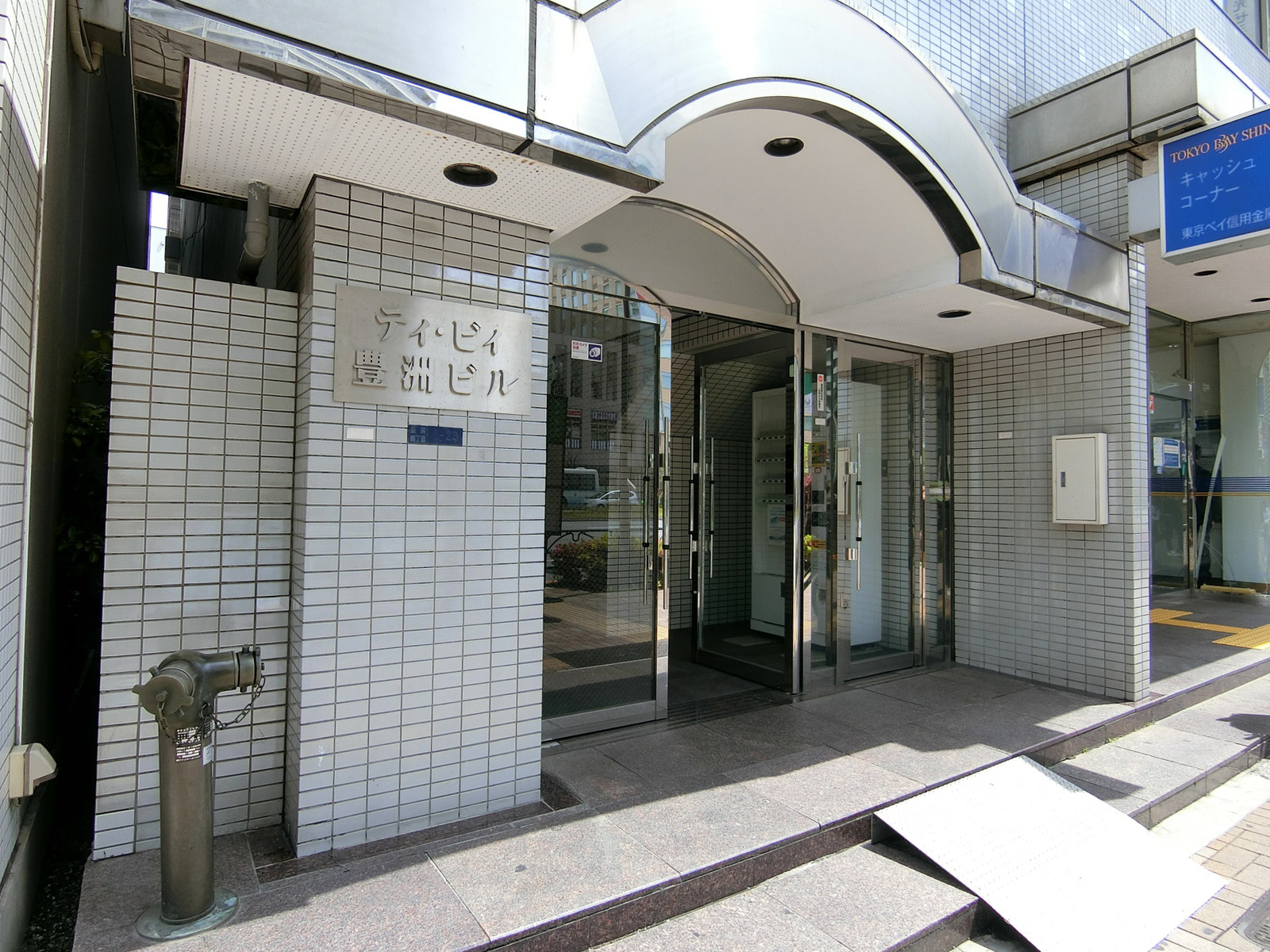 オフィスビル出入口