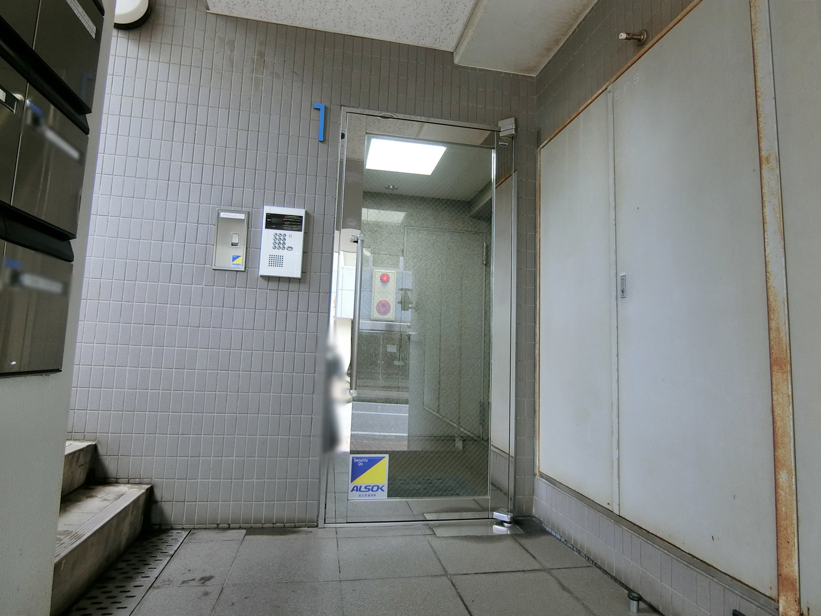 オフィスビル出入り口