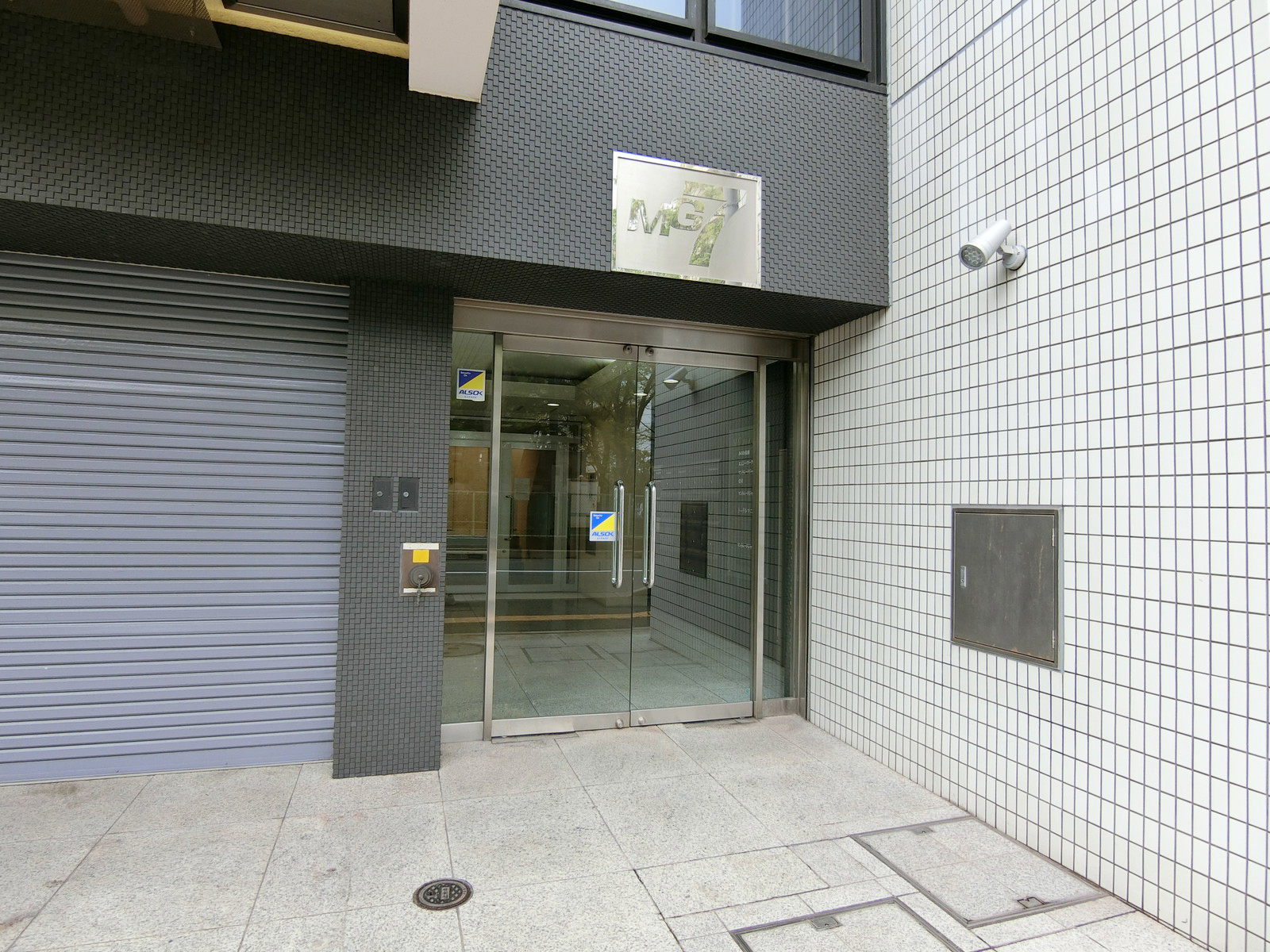 オフィスビル出入り口