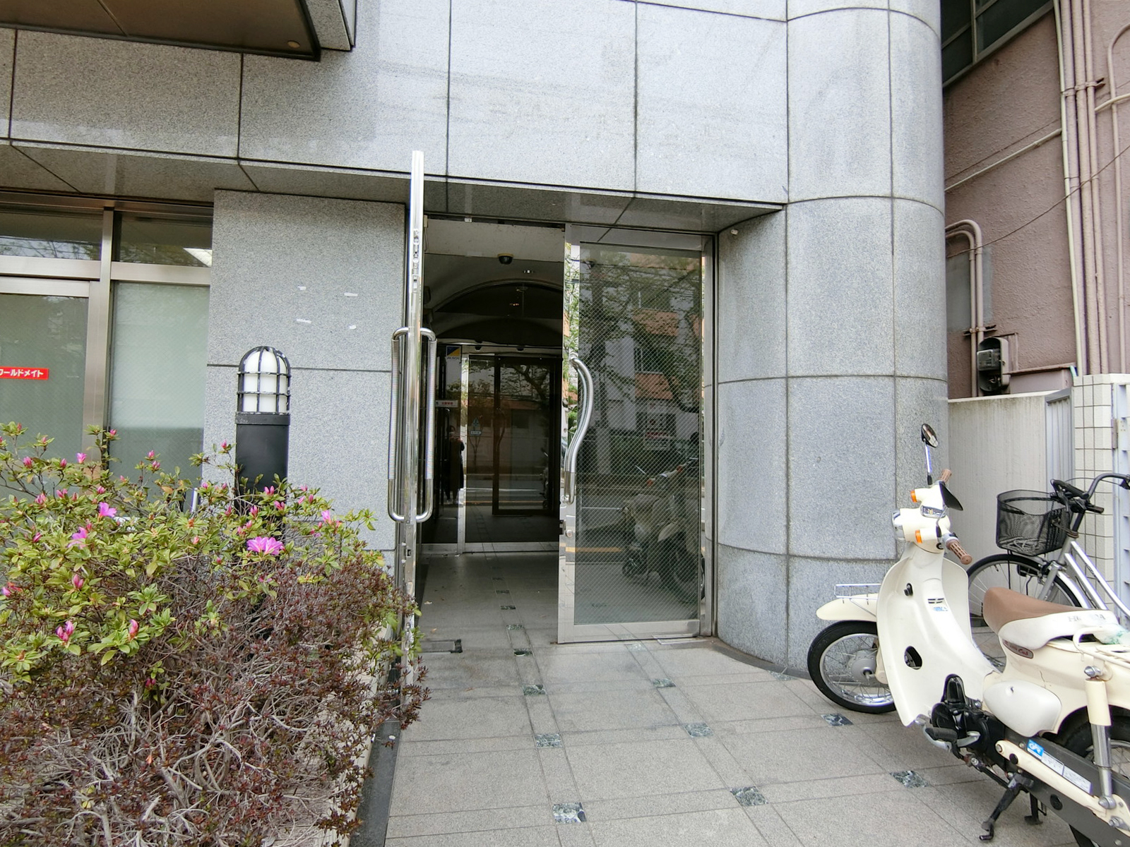 オフィスビル出入り口