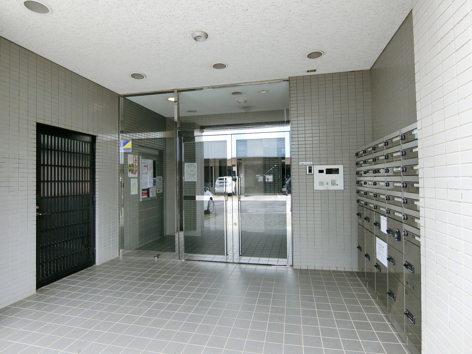 オフィスビル出入り口