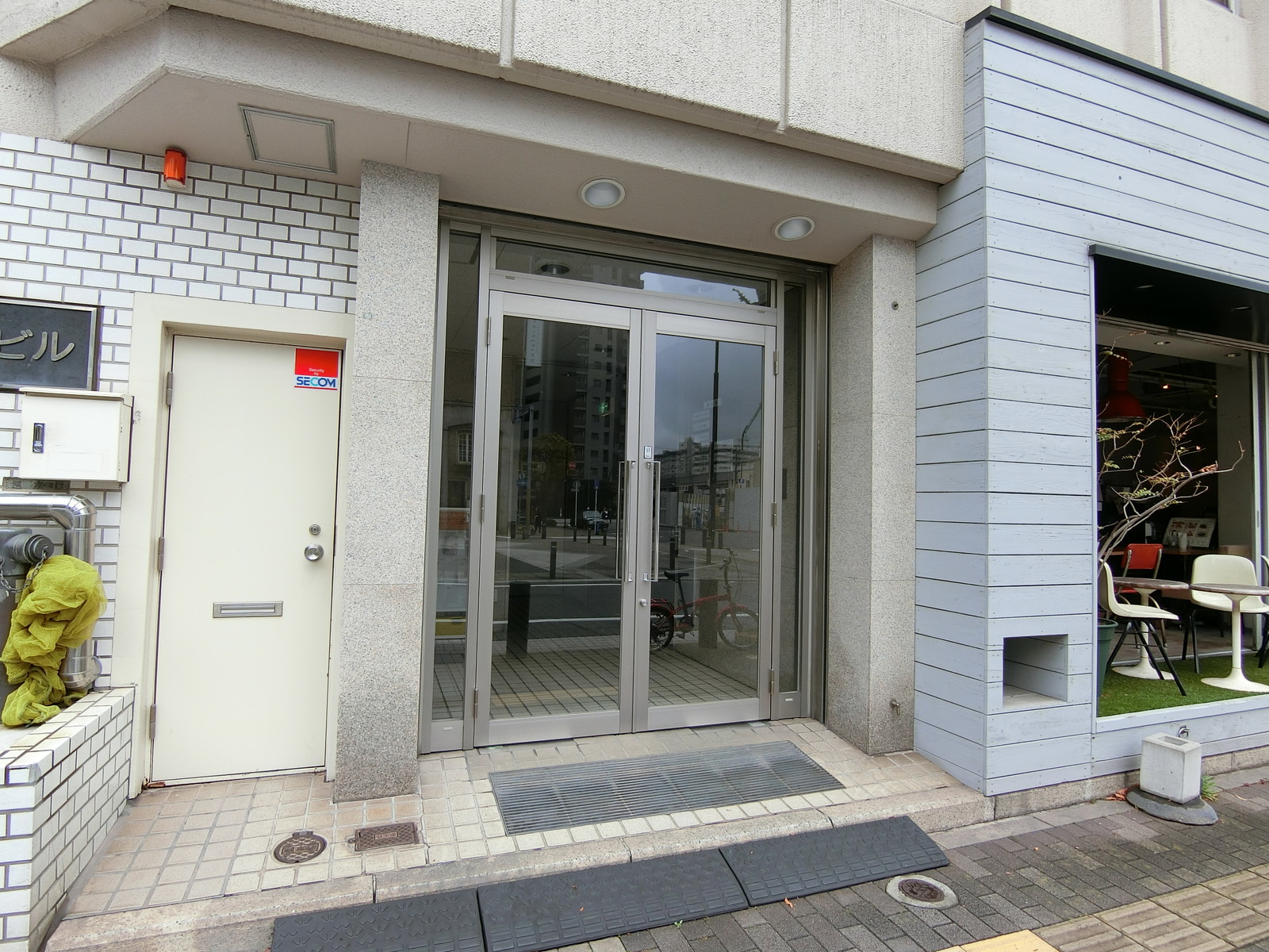 オフィスビル出入口
