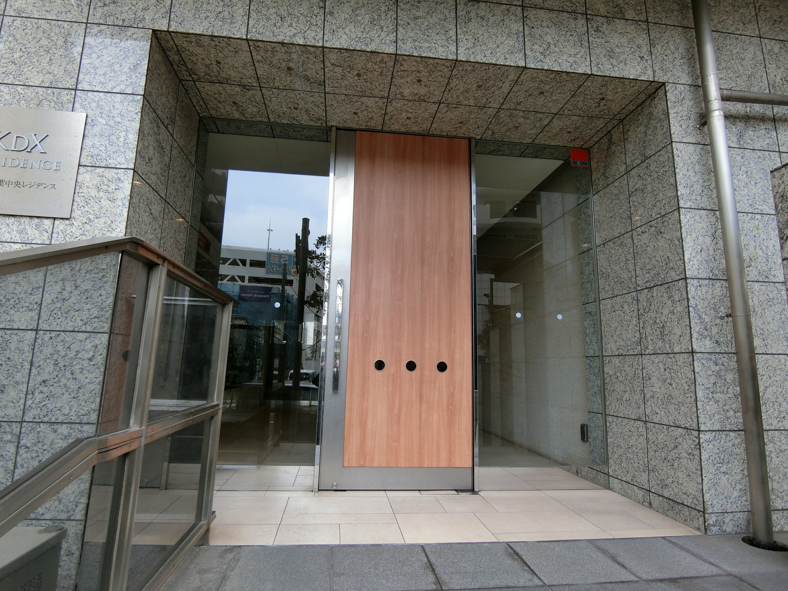 オフィスビル出入り口