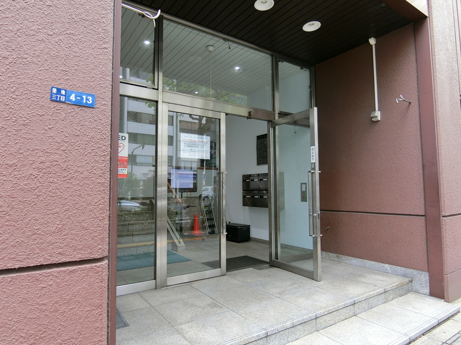 オフィスビル出入口