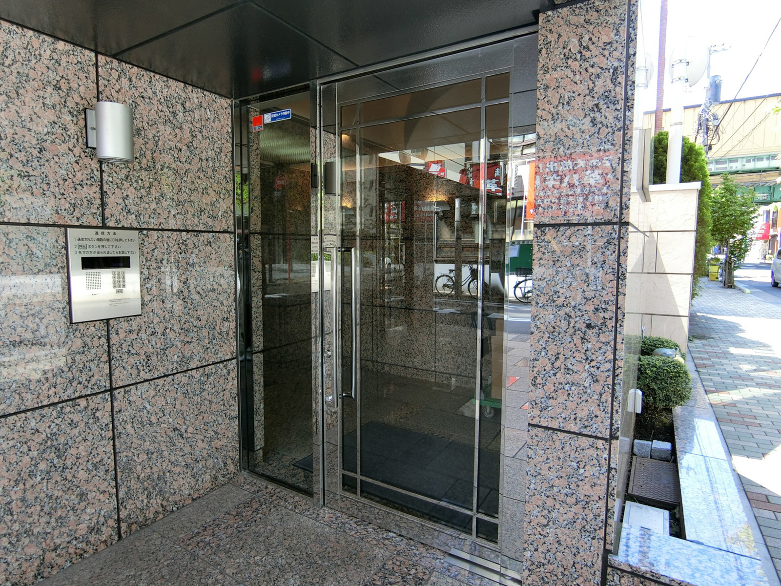 オフィスビル出入口