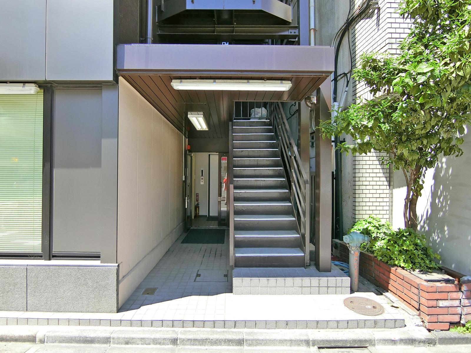 オフィスビル出入口